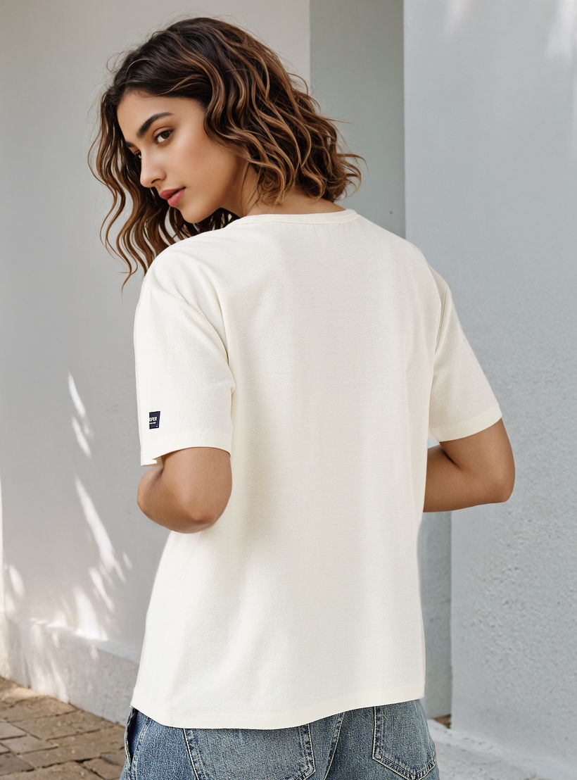 تيشيرت بقصة عادية وطبعات من لي كوبر-women-clothing-tshirts-image-3