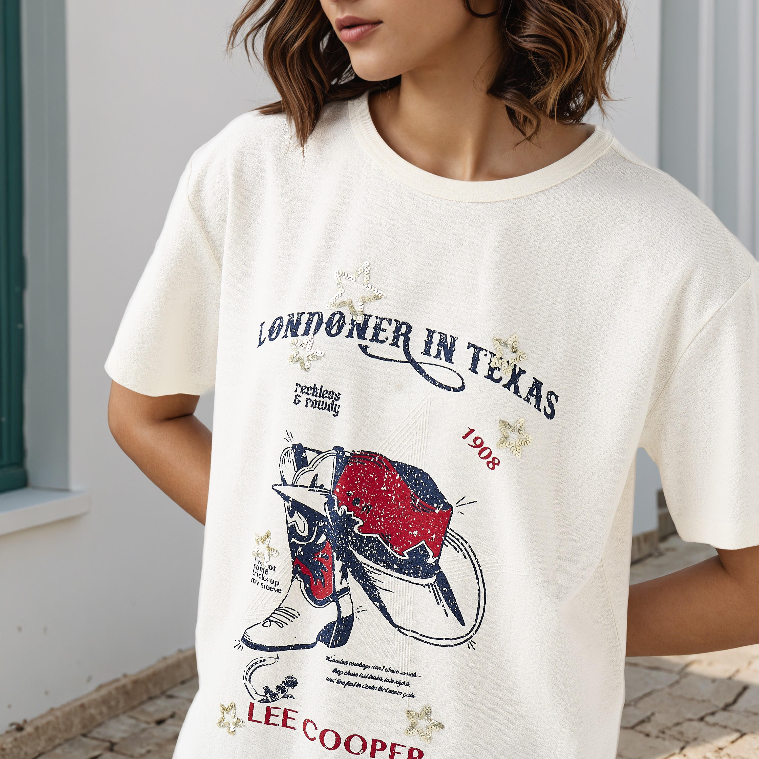 تيشيرت بقصة عادية وطبعات من لي كوبر-women-clothing-tshirts-image-2