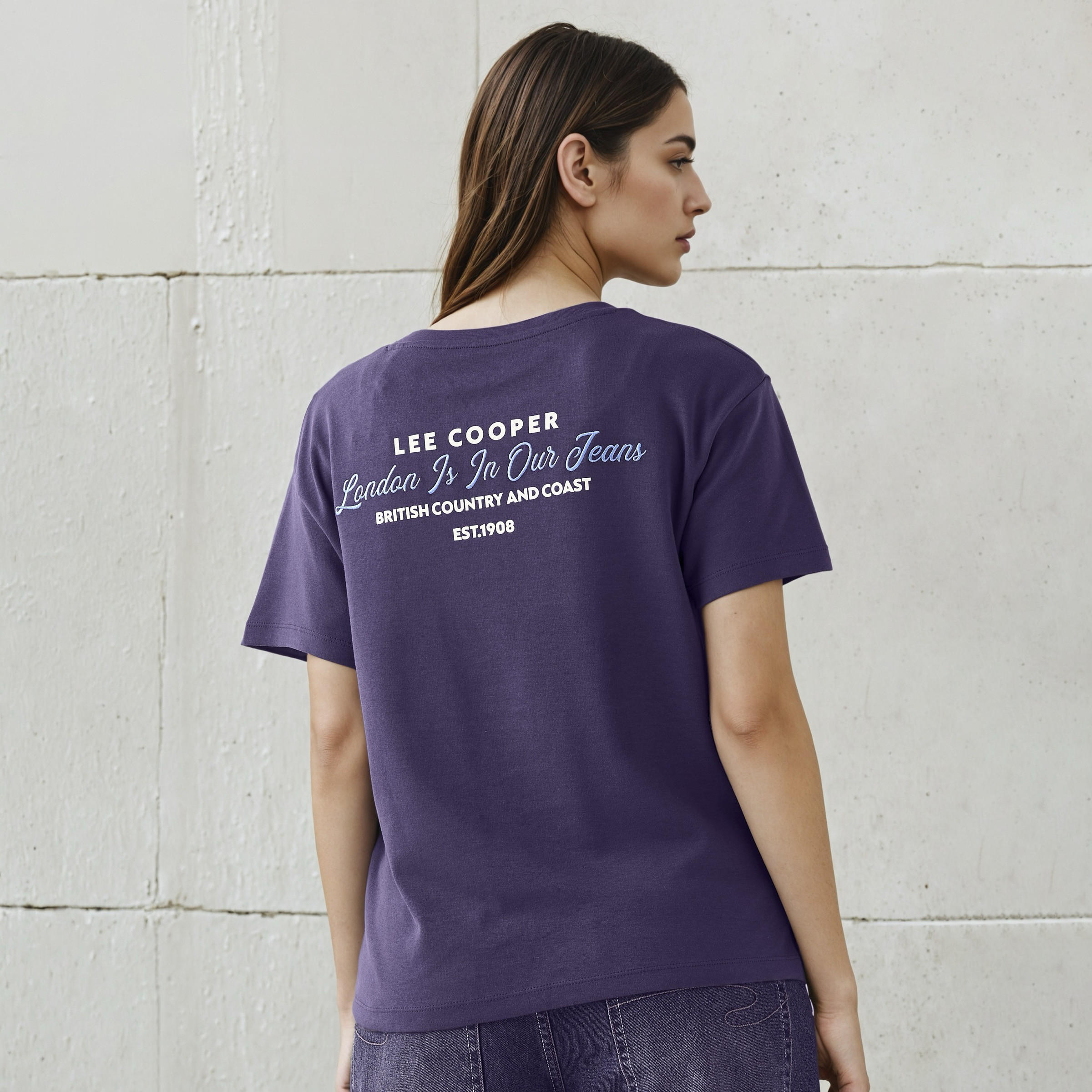 تيشيرت قطن بقصة عادية وطبعات شعار من لي كوبر-women-clothing-tshirts-image-1