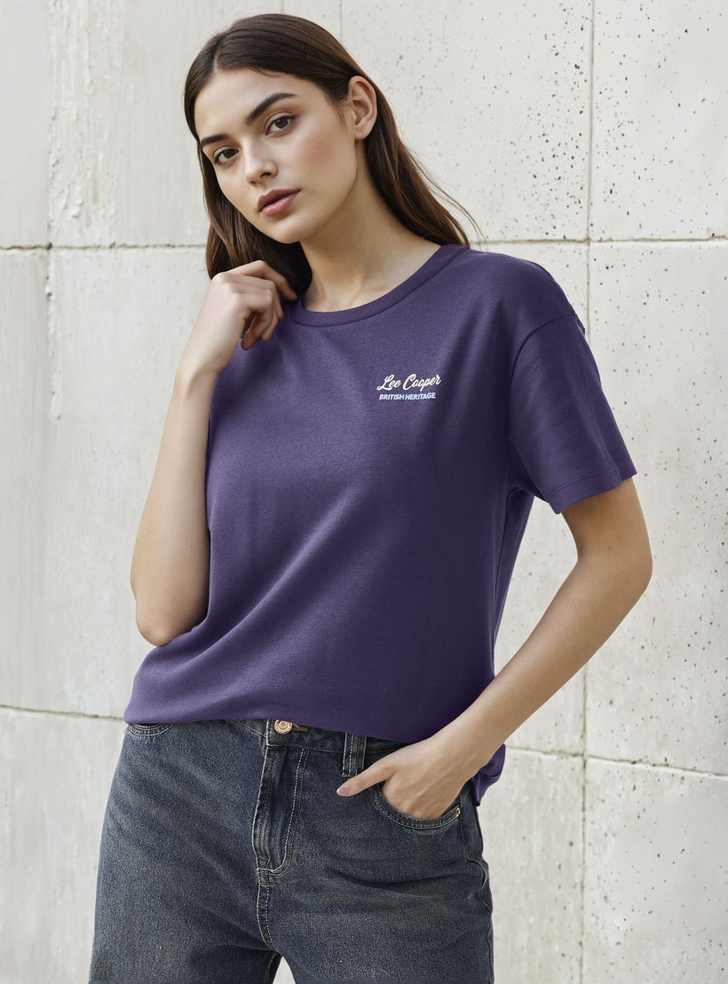 تيشيرت قطن بقصة عادية وطبعات شعار من لي كوبر-women-clothing-tshirts-image-4