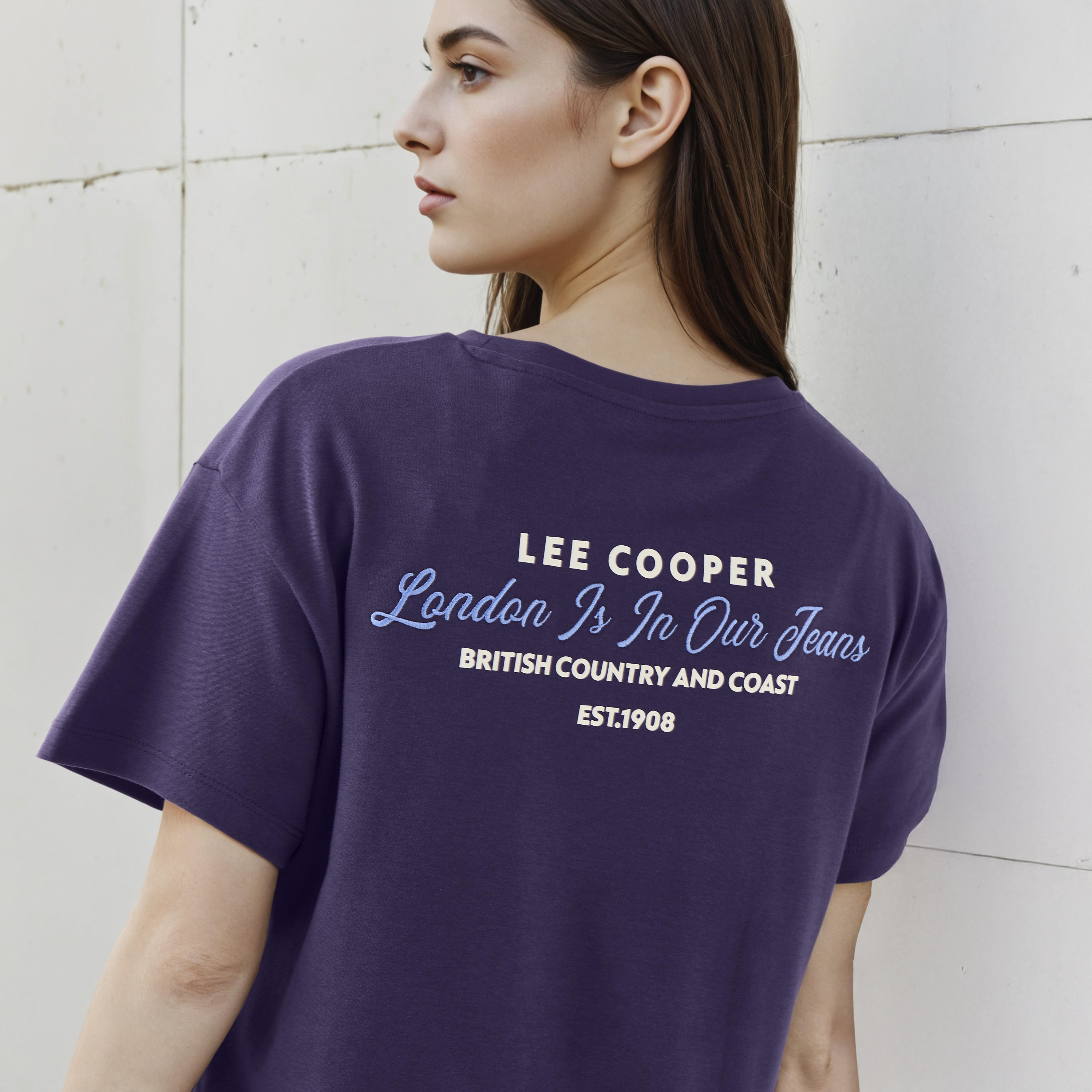 تيشيرت قطن بقصة عادية وطبعات شعار من لي كوبر-women-clothing-tshirts-image-5