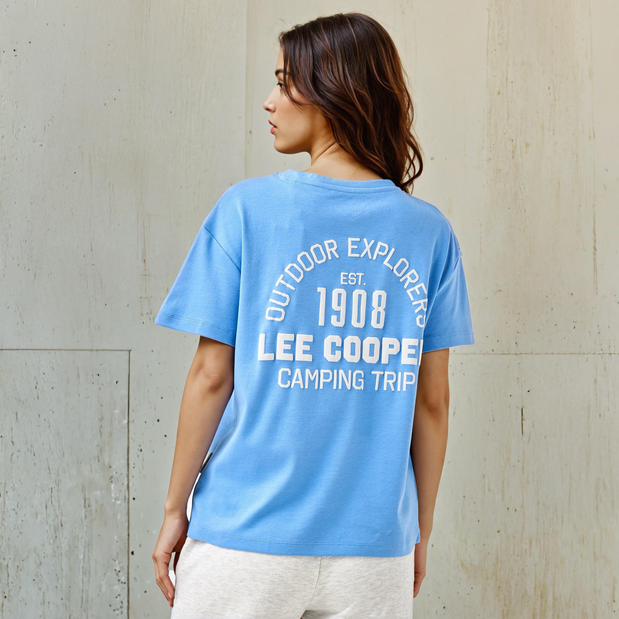 تيشيرت قطن بقصة عادية وطبعات شعار من لي كوبر-women-clothing-tshirts-image-1