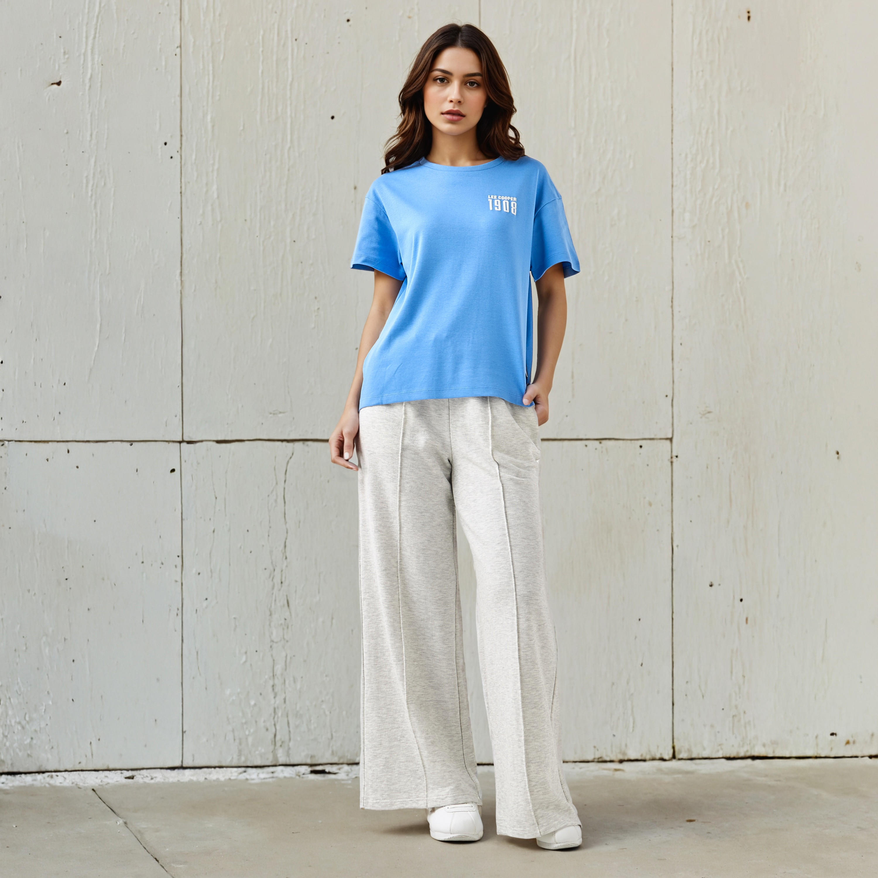 تيشيرت قطن بقصة عادية وطبعات شعار من لي كوبر-women-clothing-tshirts-image-2