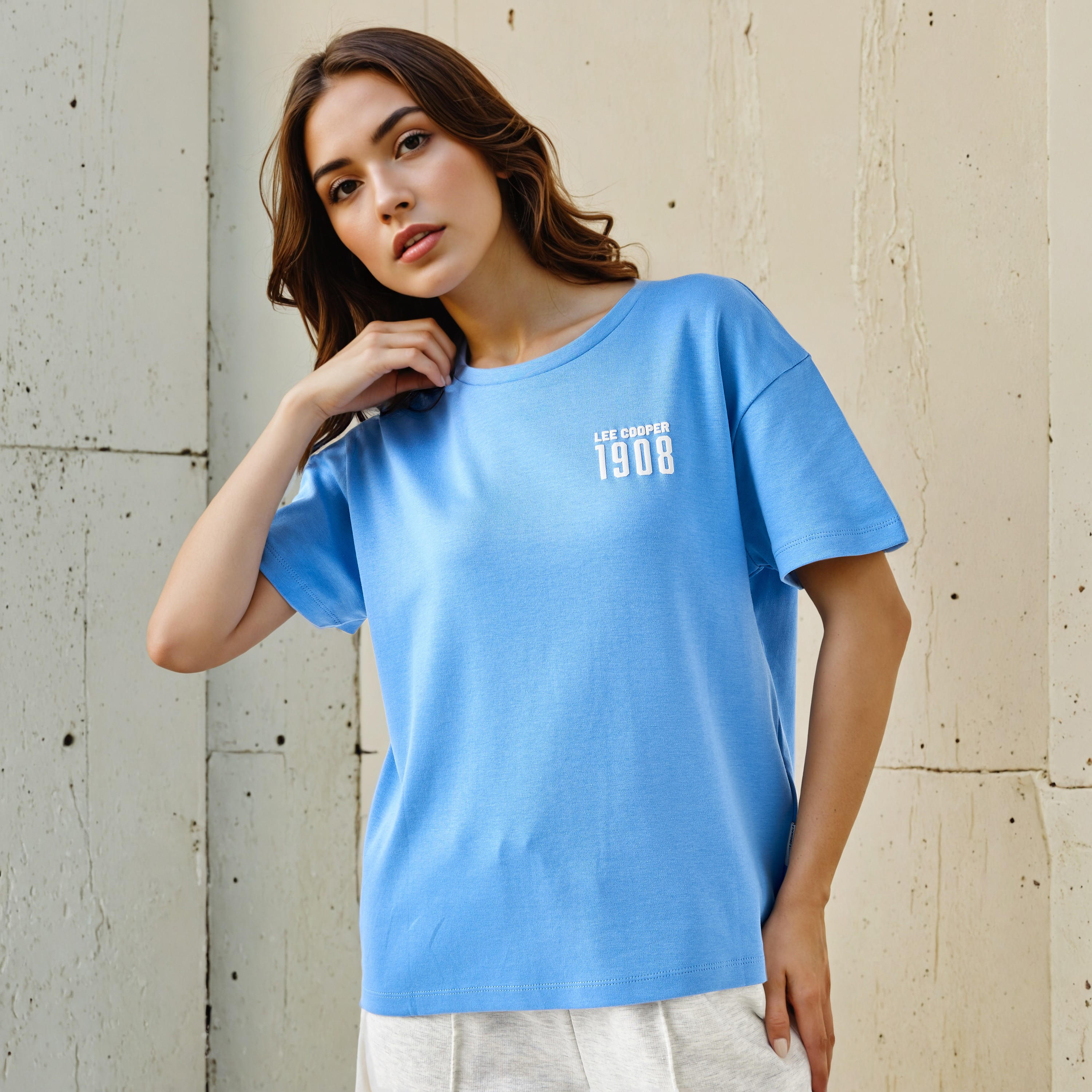 تيشيرت قطن بقصة عادية وطبعات شعار من لي كوبر-women-clothing-tshirts-image-3