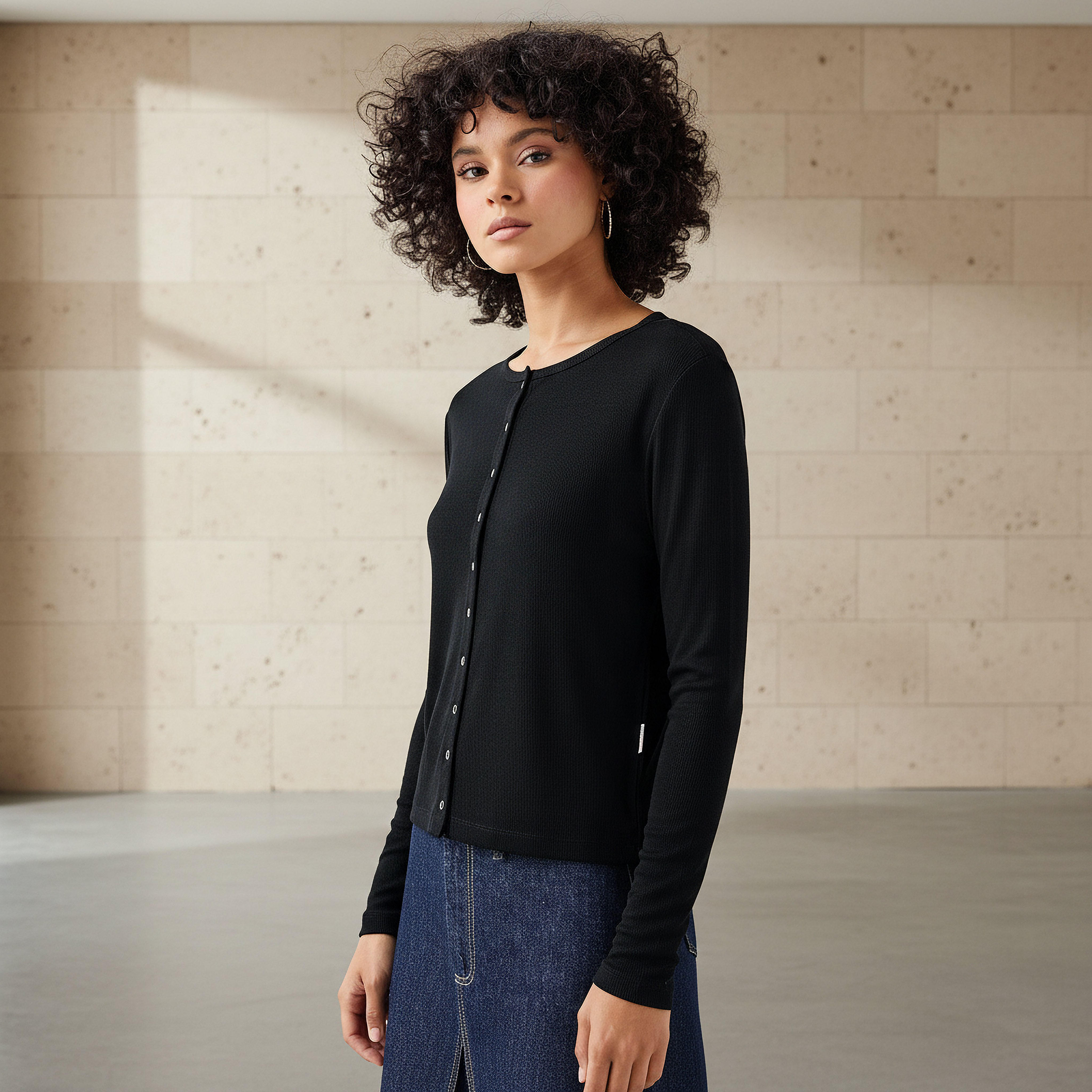 بلوزة هينلي مضلّعة بارزة الملمس بياقة مستديرة من لي كوبر-women-clothing-shirtsandblouses-blouses-image-5