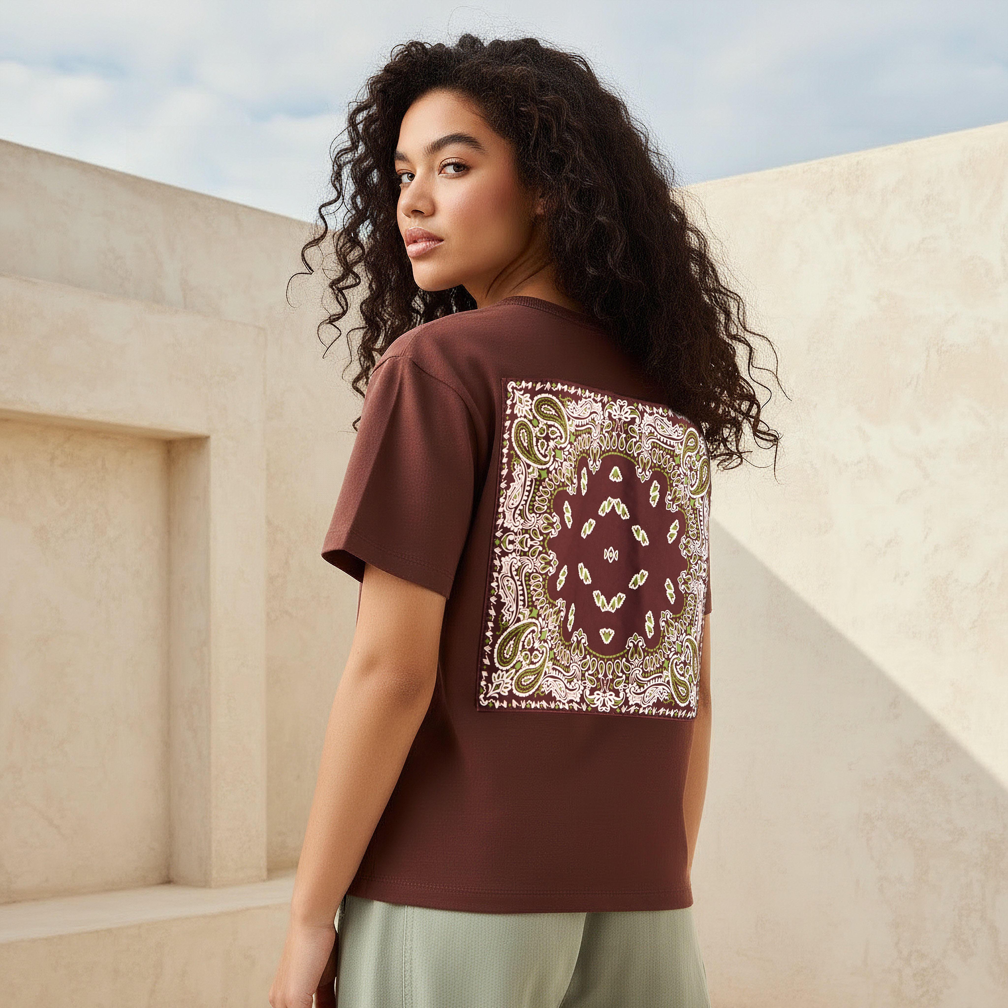 تيشيرت قطن بقصة عادية وطبعات من لي كوبر-women-clothing-tshirts-image-1