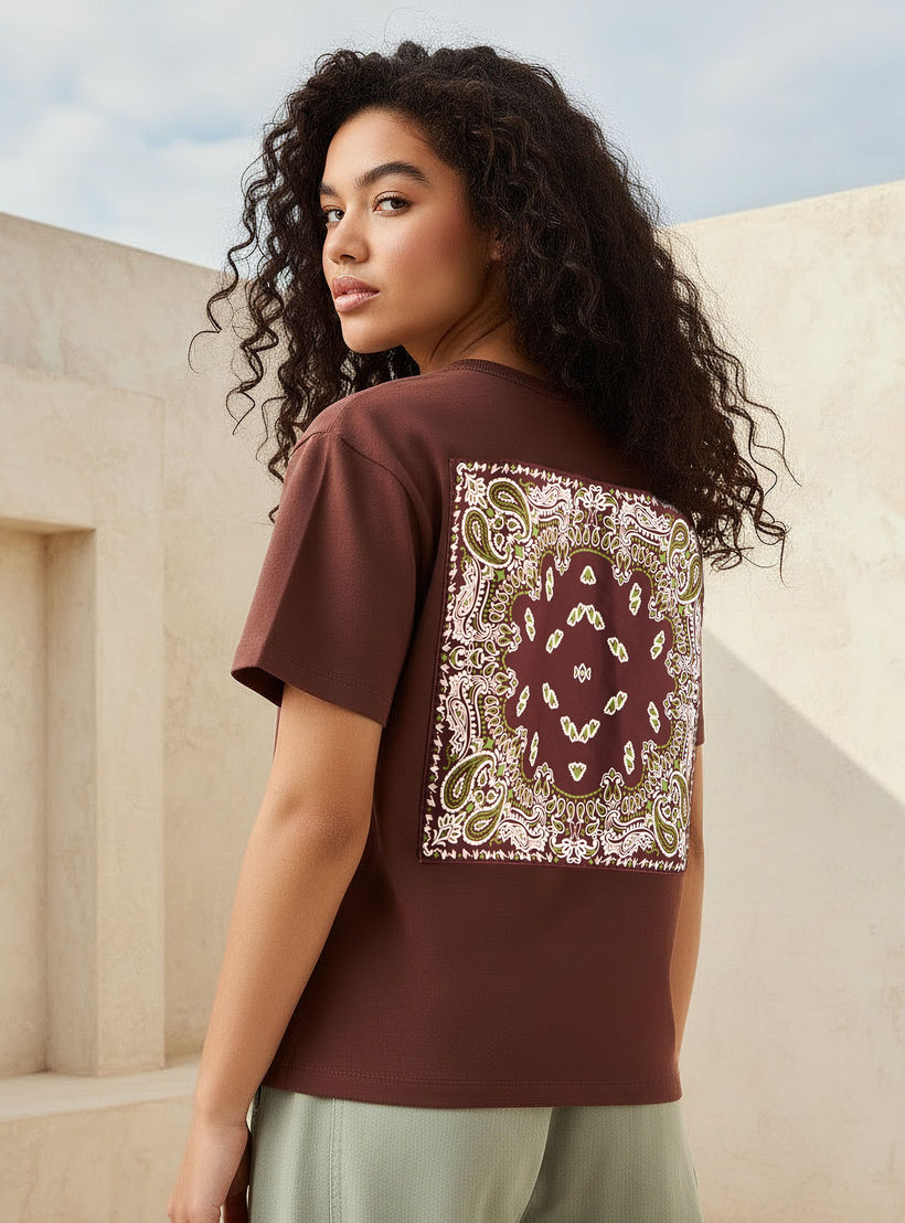 تيشيرت قطن بقصة عادية وطبعات من لي كوبر-women-clothing-tshirts-image-1