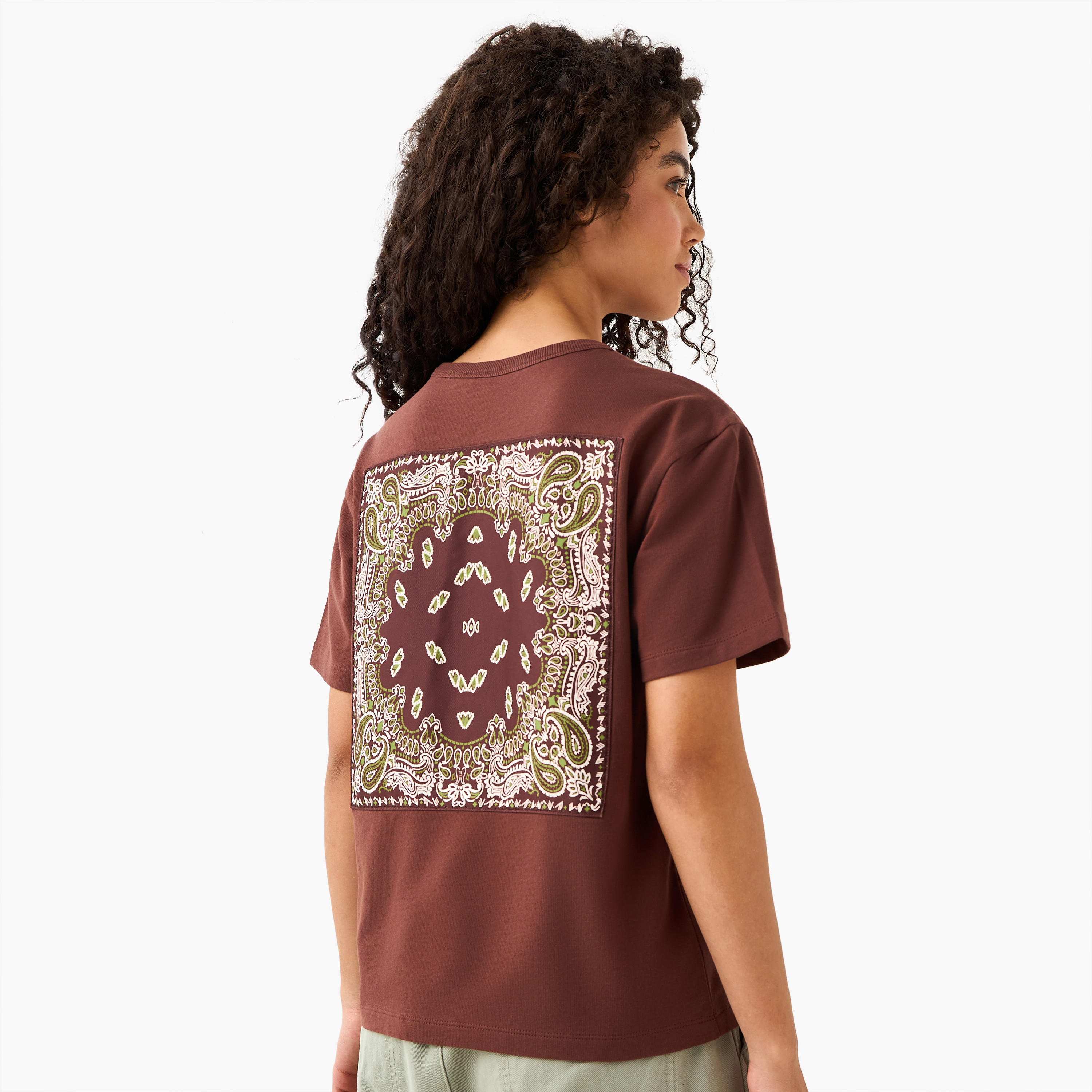 تيشيرت قطن بقصة عادية وطبعات من لي كوبر-women-clothing-tshirts-image-2