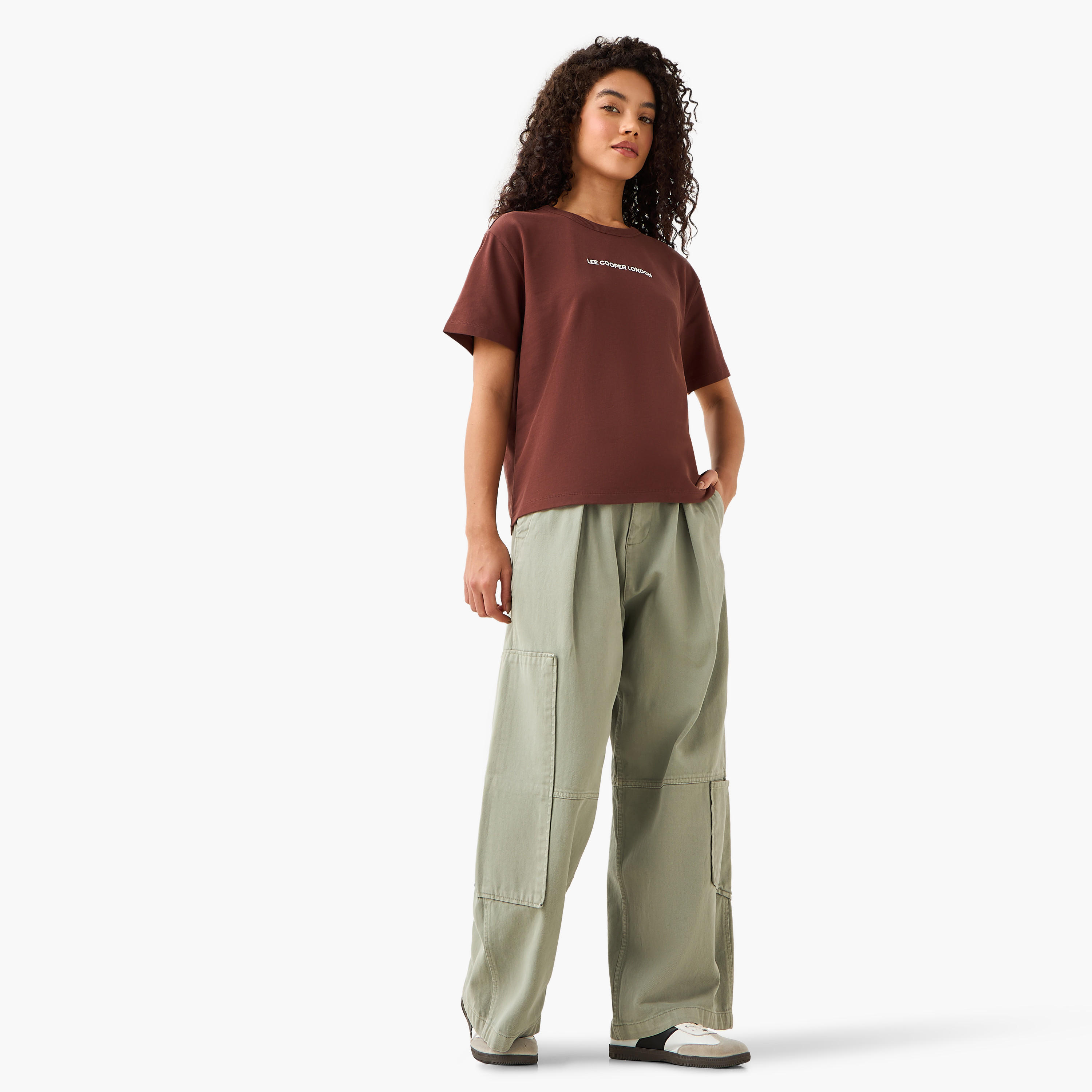 تيشيرت قطن بقصة عادية وطبعات من لي كوبر-women-clothing-tshirts-image-3