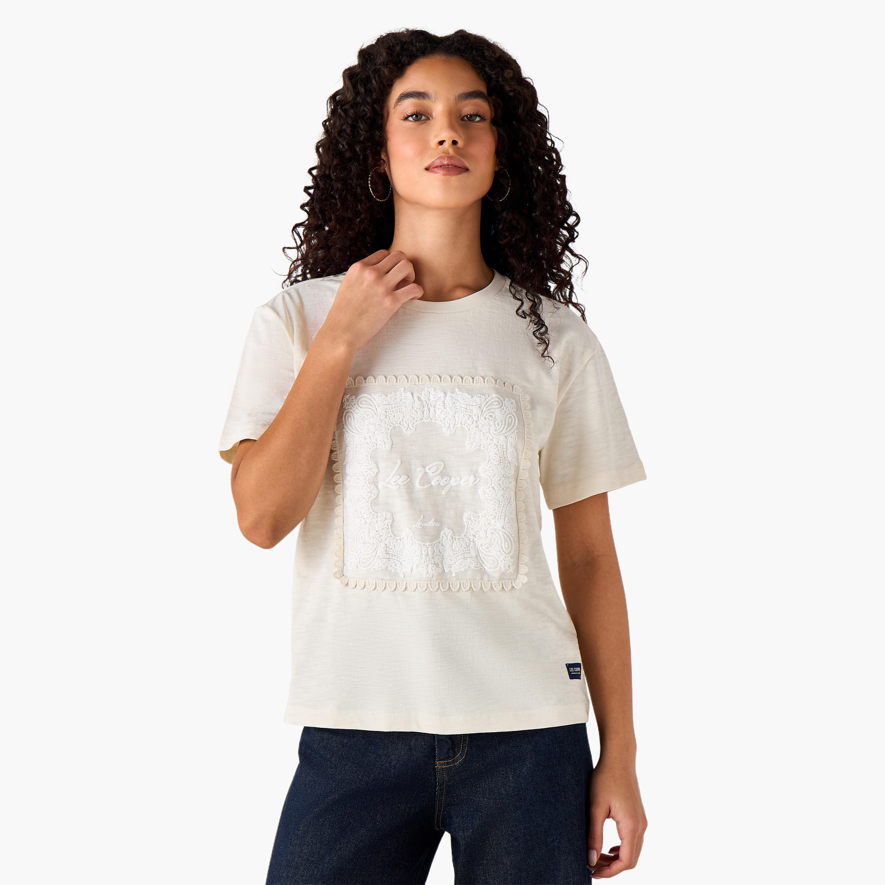 تيشيرت قطن بقصة عادية وتطريزات من لي كوبر-women-clothing-tshirts-image-5