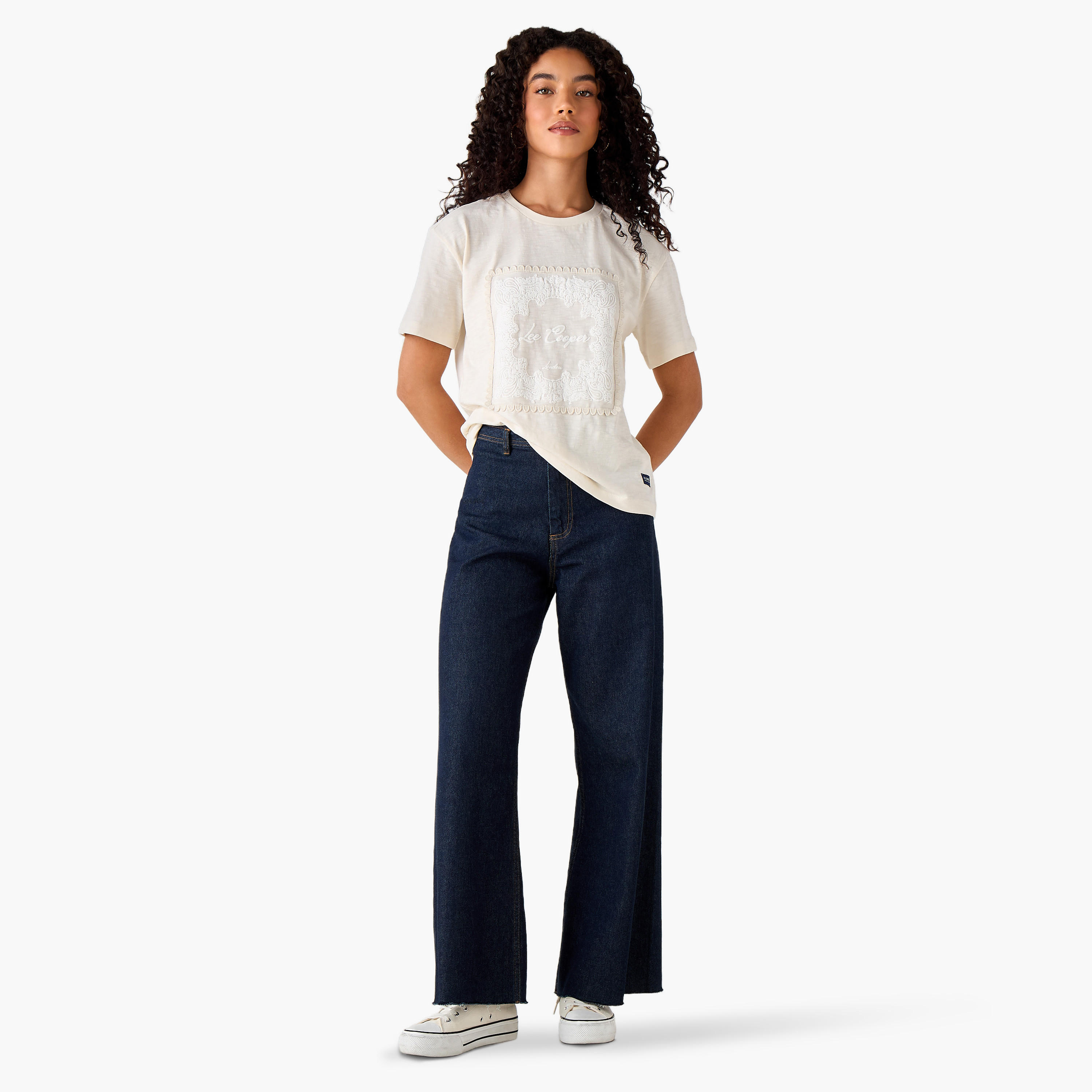 تيشيرت قطن بقصة عادية وتطريزات من لي كوبر-women-clothing-tshirts-image-4