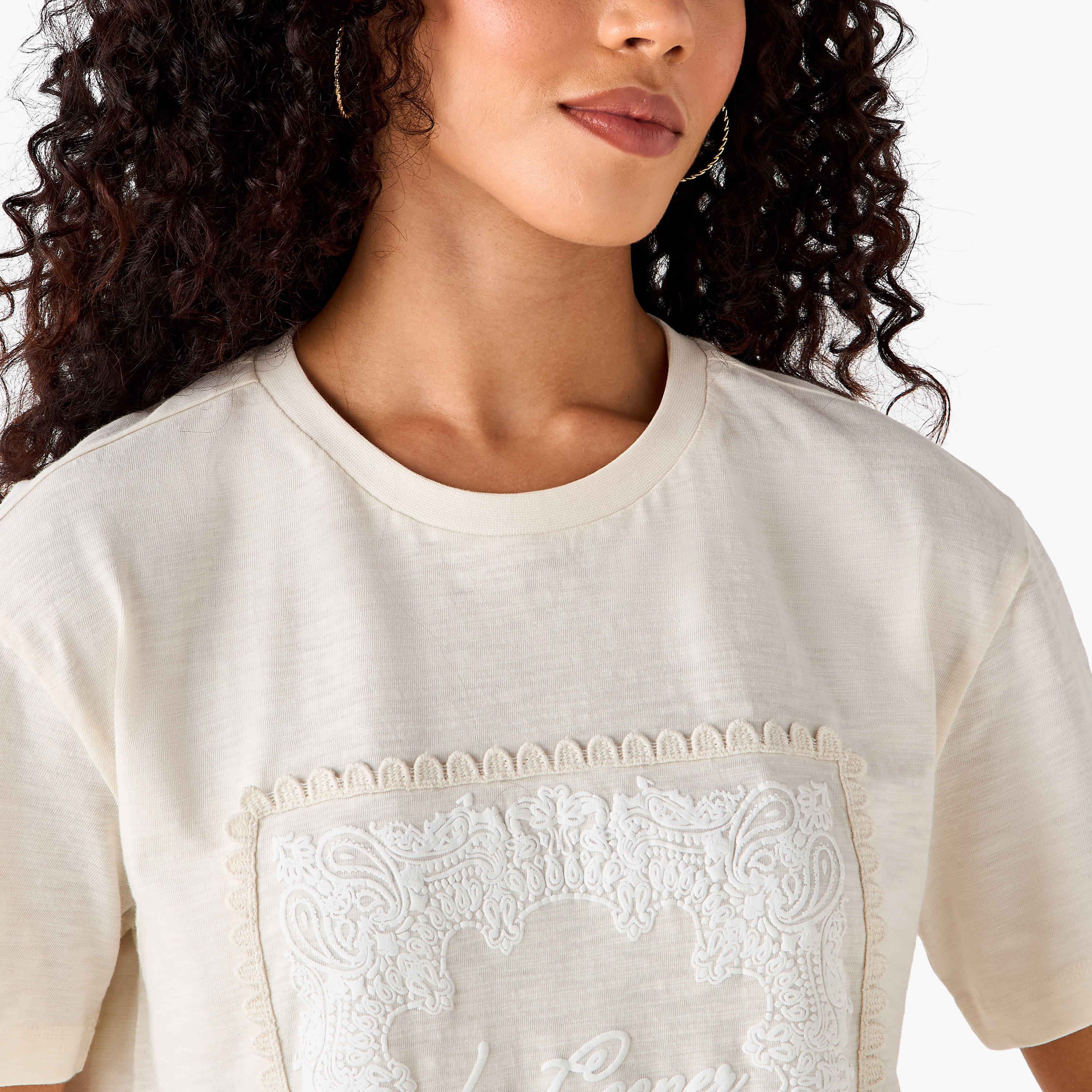 تيشيرت قطن بقصة عادية وتطريزات من لي كوبر-women-clothing-tshirts-image-2