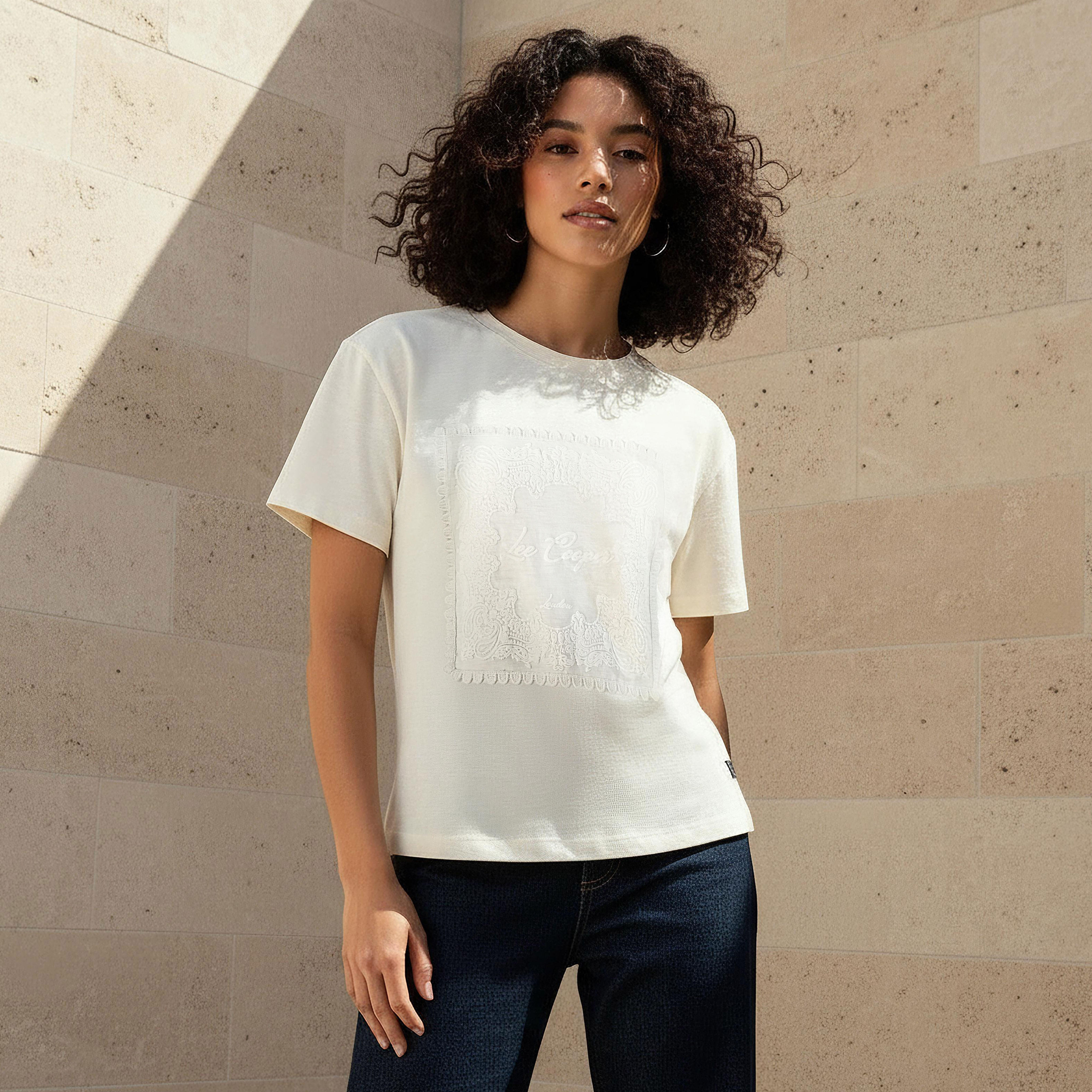 تيشيرت قطن بقصة عادية وتطريزات من لي كوبر-women-clothing-tshirts-image-6