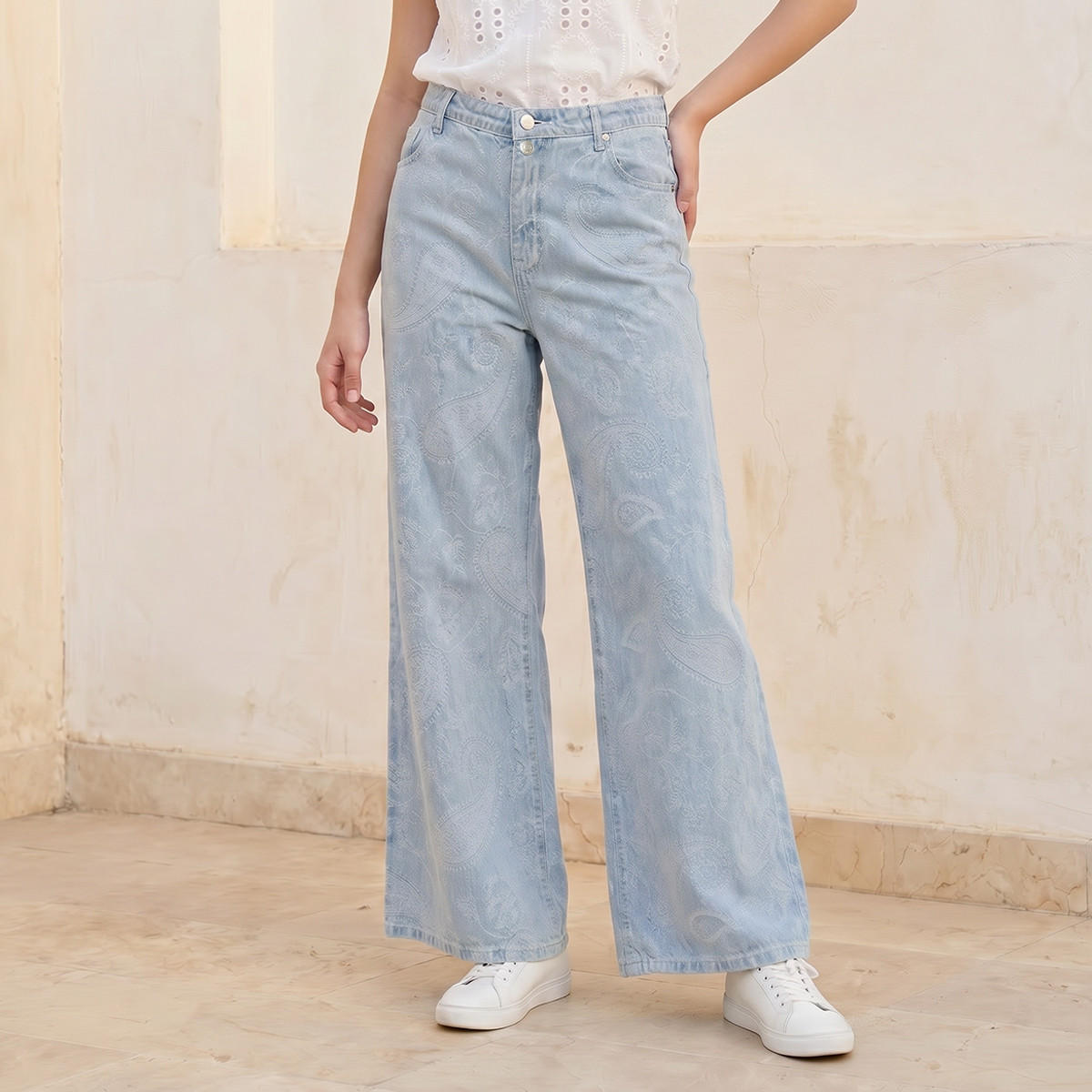 بنطلون جينز واسع الساقين بخصر مرتفع وتفاصيل جاكار من لي كوبر-women-clothing-bottoms-jeans-image-1