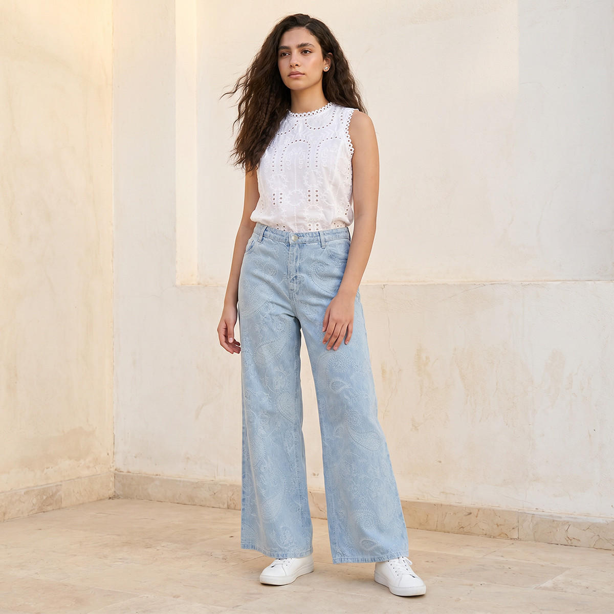 بنطلون جينز واسع الساقين بخصر مرتفع وتفاصيل جاكار من لي كوبر-women-clothing-bottoms-jeans-image-3