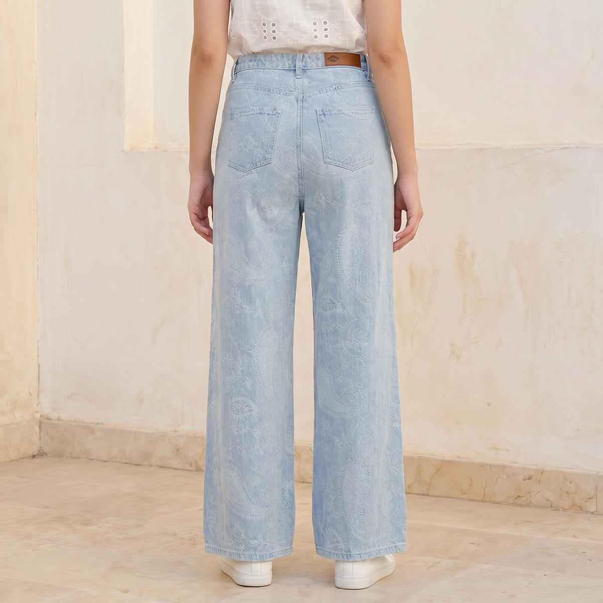 بنطلون جينز واسع الساقين بخصر مرتفع وتفاصيل جاكار من لي كوبر-women-clothing-bottoms-jeans-image-4