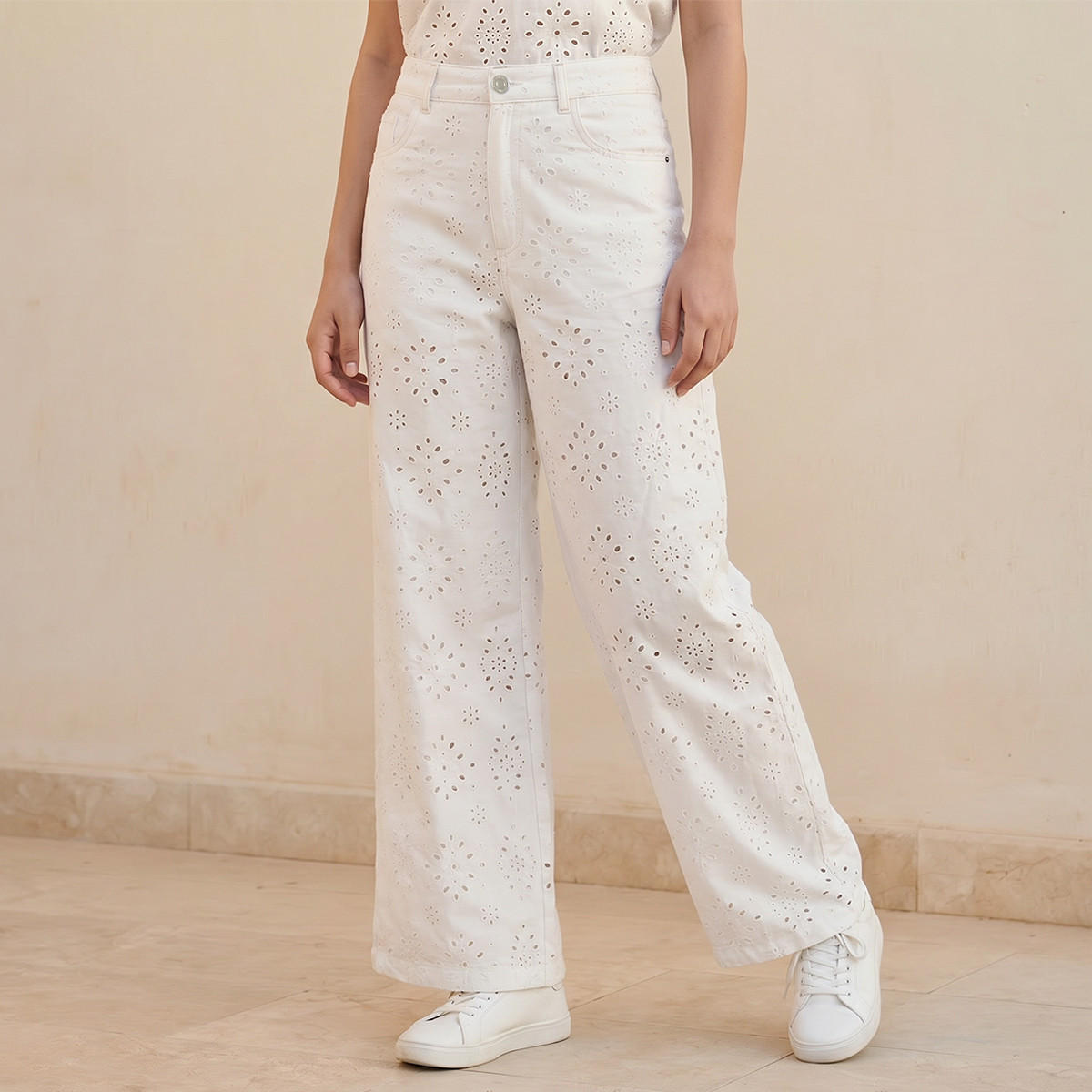 بنطلون جينز باراشوت واسع الساقين بخصر مرتفع وتطريز شيفلي للنساء من لي كوبر-women-clothing-coordsets-image-1