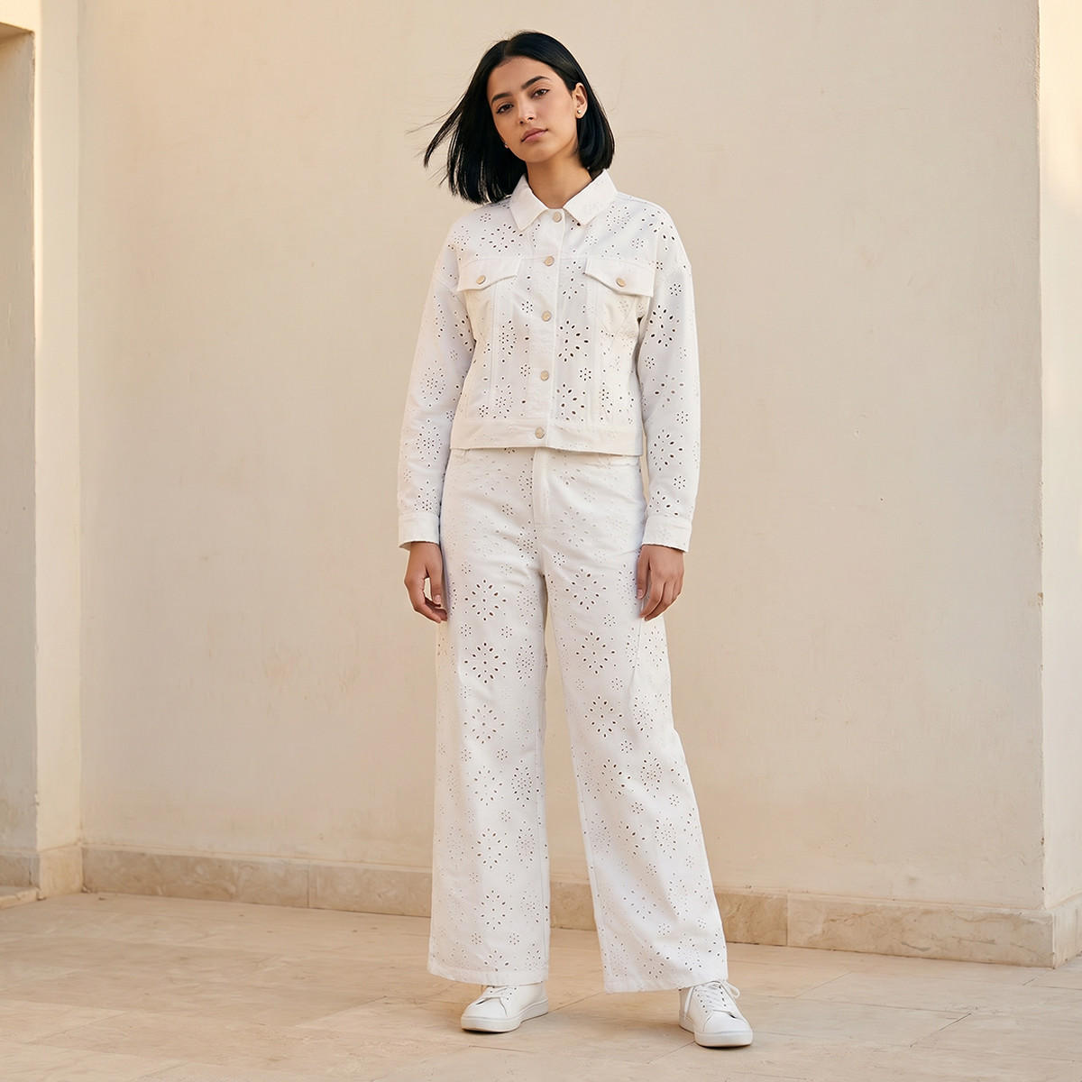 بنطلون جينز باراشوت واسع الساقين بخصر مرتفع وتطريز شيفلي للنساء من لي كوبر-women-clothing-coordsets-image-3