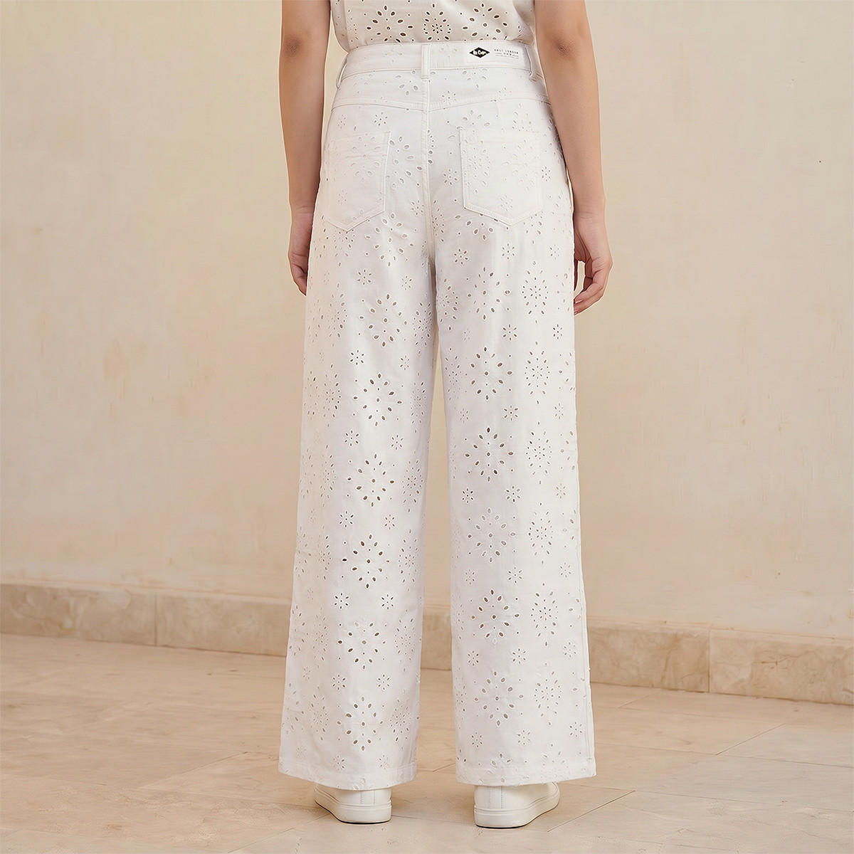 بنطلون جينز باراشوت واسع الساقين بخصر مرتفع وتطريز شيفلي للنساء من لي كوبر-women-clothing-coordsets-image-4
