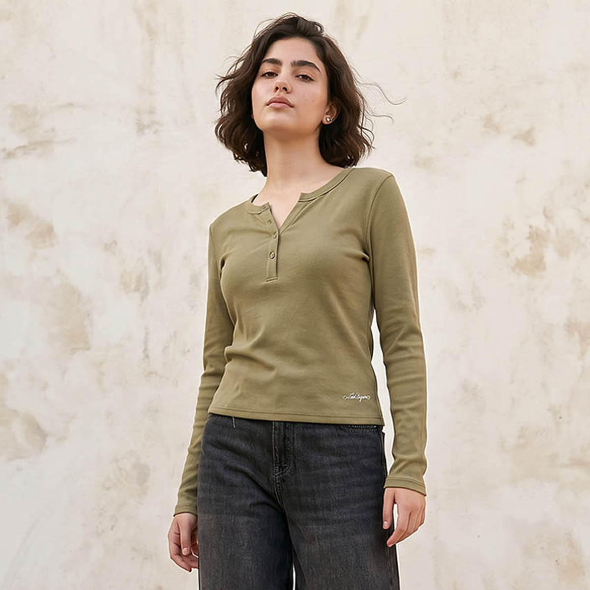 بلوزة مضلعة بنصف وصلة أزرار من لي كوبر-women-clothing-tshirts-image-1