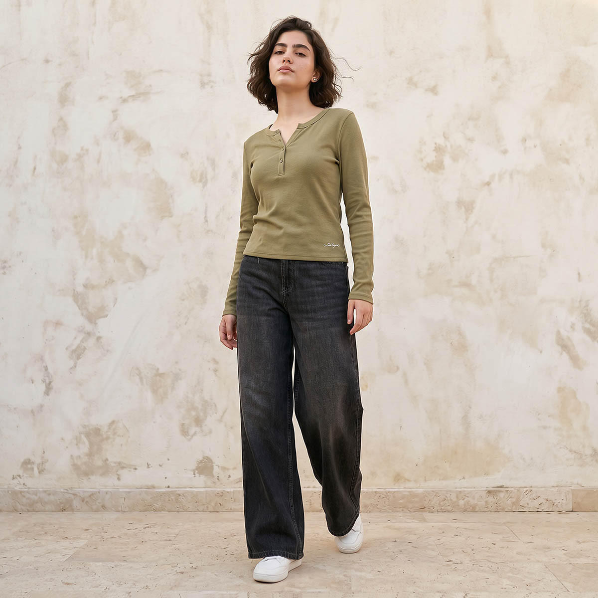 بلوزة مضلعة بنصف وصلة أزرار من لي كوبر-women-clothing-tshirts-image-3