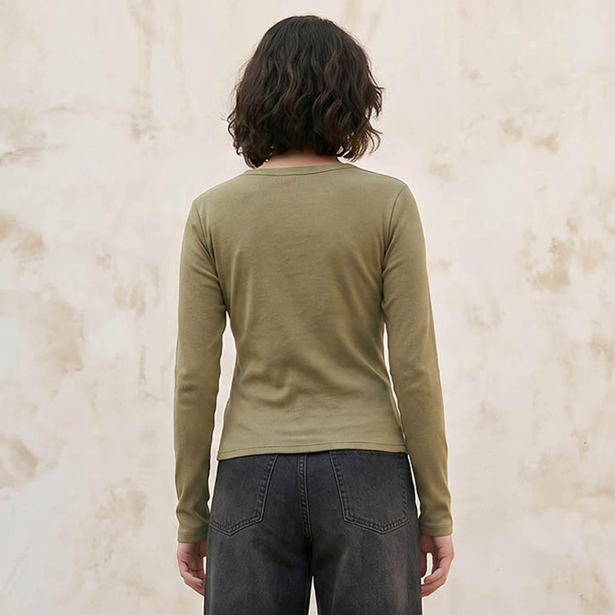 بلوزة مضلعة بنصف وصلة أزرار من لي كوبر-women-clothing-tshirts-image-4