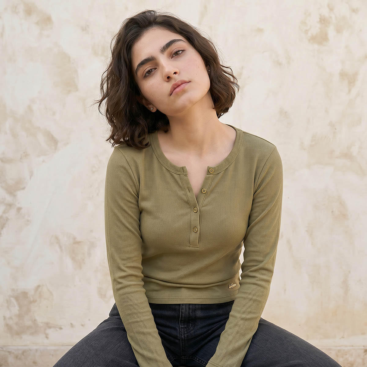 بلوزة مضلعة بنصف وصلة أزرار من لي كوبر-women-clothing-tshirts-image-5