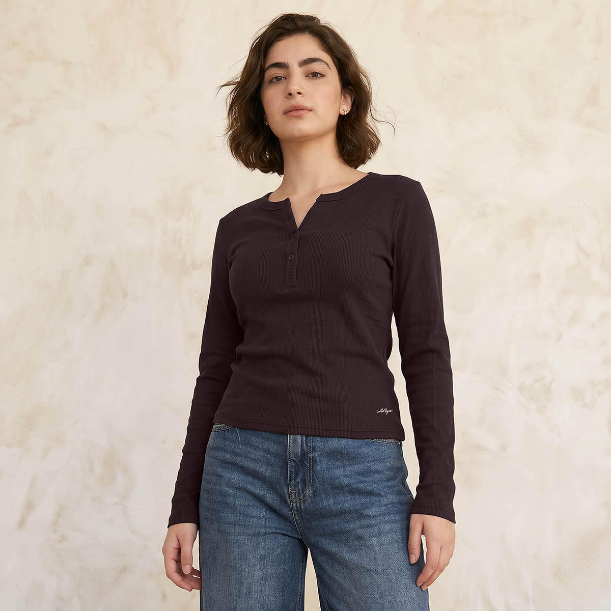 بلوزة مضلعة بنصف وصلة أزرار من لي كوبر-women-clothing-tshirts-image-1