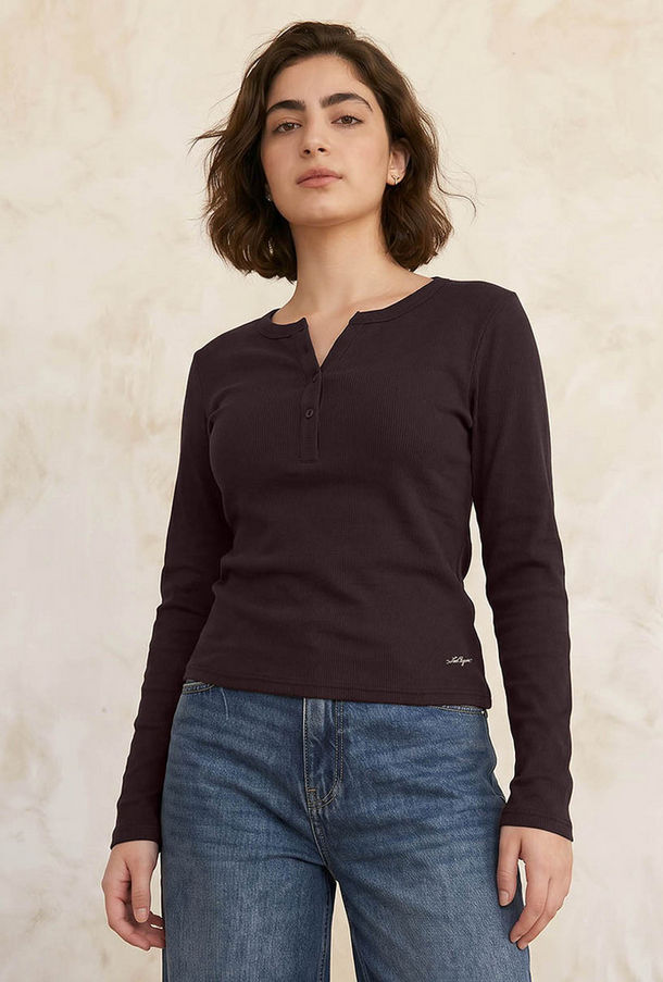 بلوزة مضلعة بنصف وصلة أزرار من لي كوبر-women-clothing-tshirts-image-1