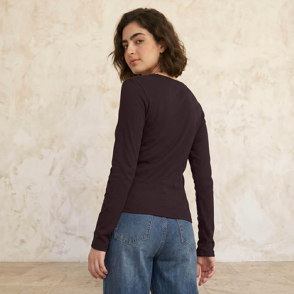 بلوزة مضلعة بنصف وصلة أزرار من لي كوبر-women-clothing-tshirts-image-4