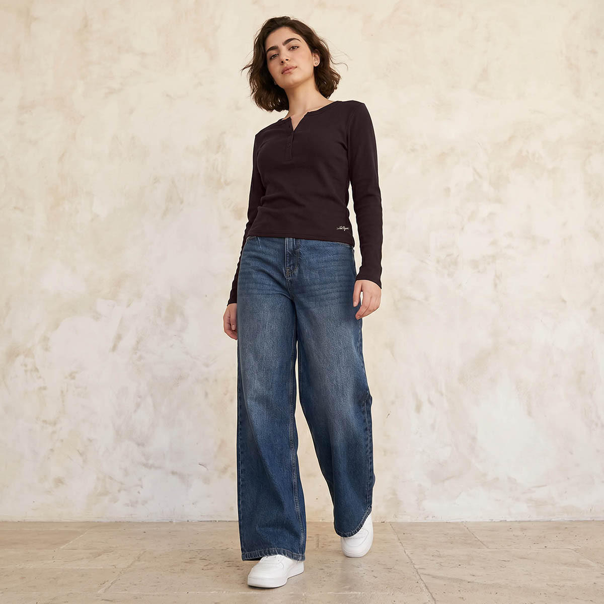 بلوزة مضلعة بنصف وصلة أزرار من لي كوبر-women-clothing-tshirts-image-5