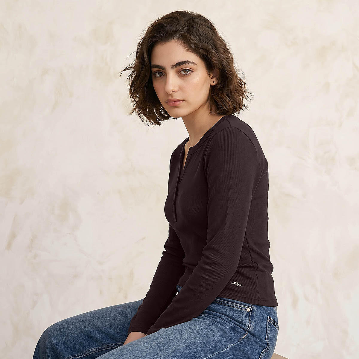 بلوزة مضلعة بنصف وصلة أزرار من لي كوبر-women-clothing-tshirts-image-6