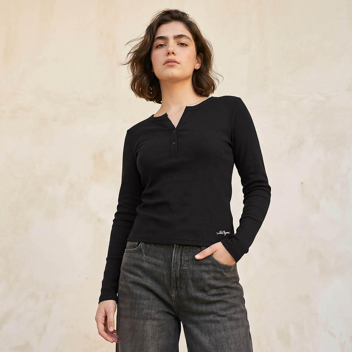 بلوزة مضلعة بنصف وصلة أزرار من لي كوبر-women-clothing-tshirts-image-1