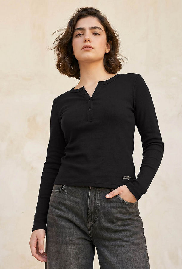 بلوزة مضلعة بنصف وصلة أزرار من لي كوبر-women-clothing-tshirts-image-1