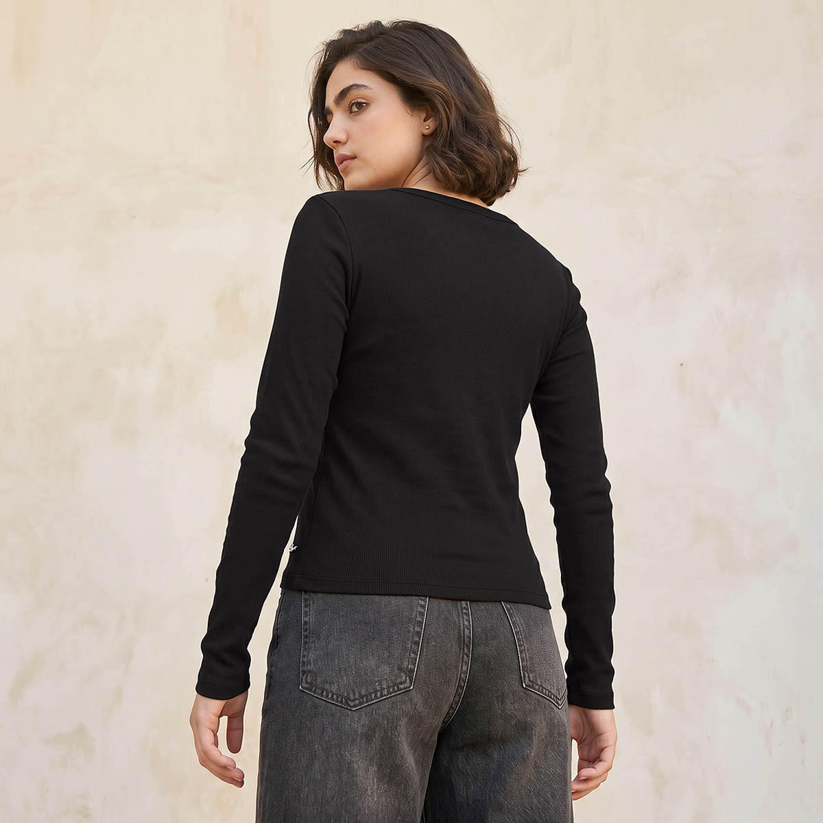 بلوزة مضلعة بنصف وصلة أزرار من لي كوبر-women-clothing-tshirts-image-4