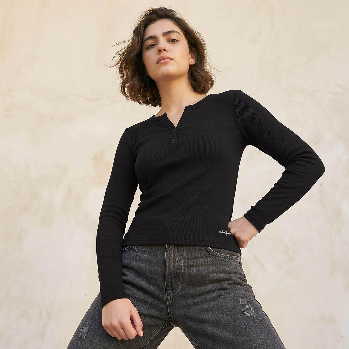 بلوزة مضلعة بنصف وصلة أزرار من لي كوبر-women-clothing-tshirts-image-6