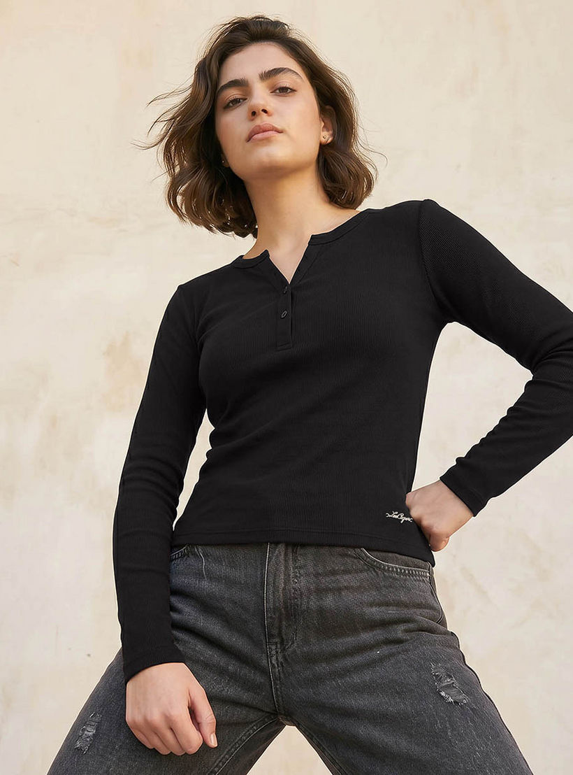 بلوزة مضلعة بنصف وصلة أزرار من لي كوبر-women-clothing-tshirts-image-6