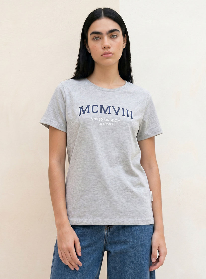 تيشيرت قطن بقصّة مريحة وطبعات من لي كوبر-women-clothing-tshirts-image-1