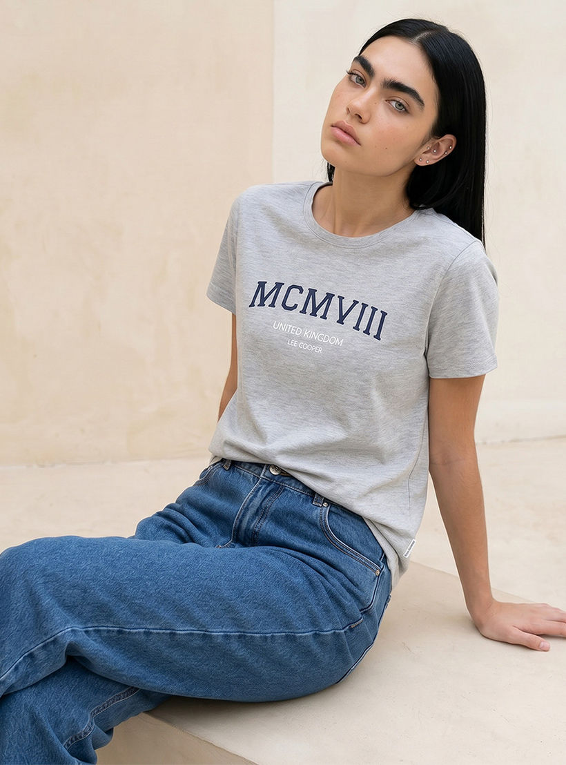 تيشيرت قطن بقصّة مريحة وطبعات من لي كوبر-women-clothing-tshirts-image-5