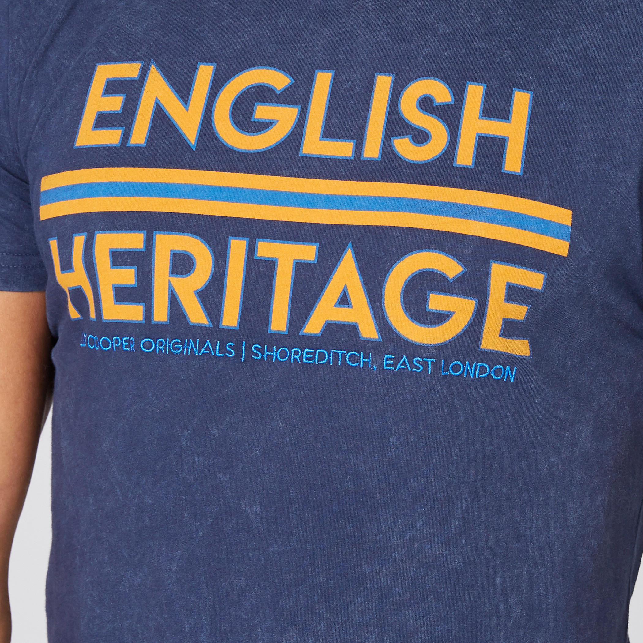 تيشيرت بياقة ضيّقة وأكمام قصيرة مع طبعات من لي كوبر-men-clothing-tshirtsandpolos-tshirts-image-2