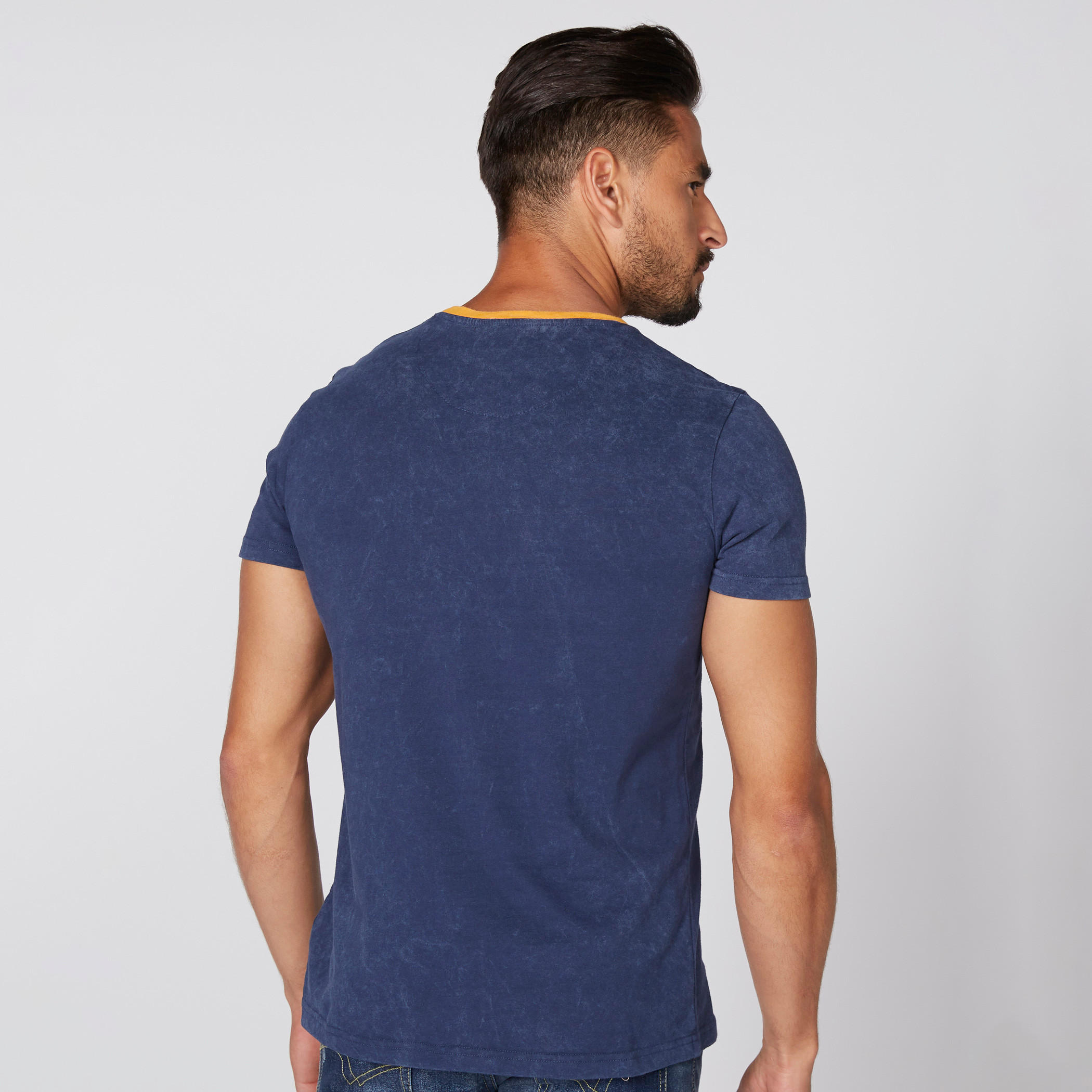 تيشيرت بياقة ضيّقة وأكمام قصيرة مع طبعات من لي كوبر-men-clothing-tshirtsandpolos-tshirts-image-3