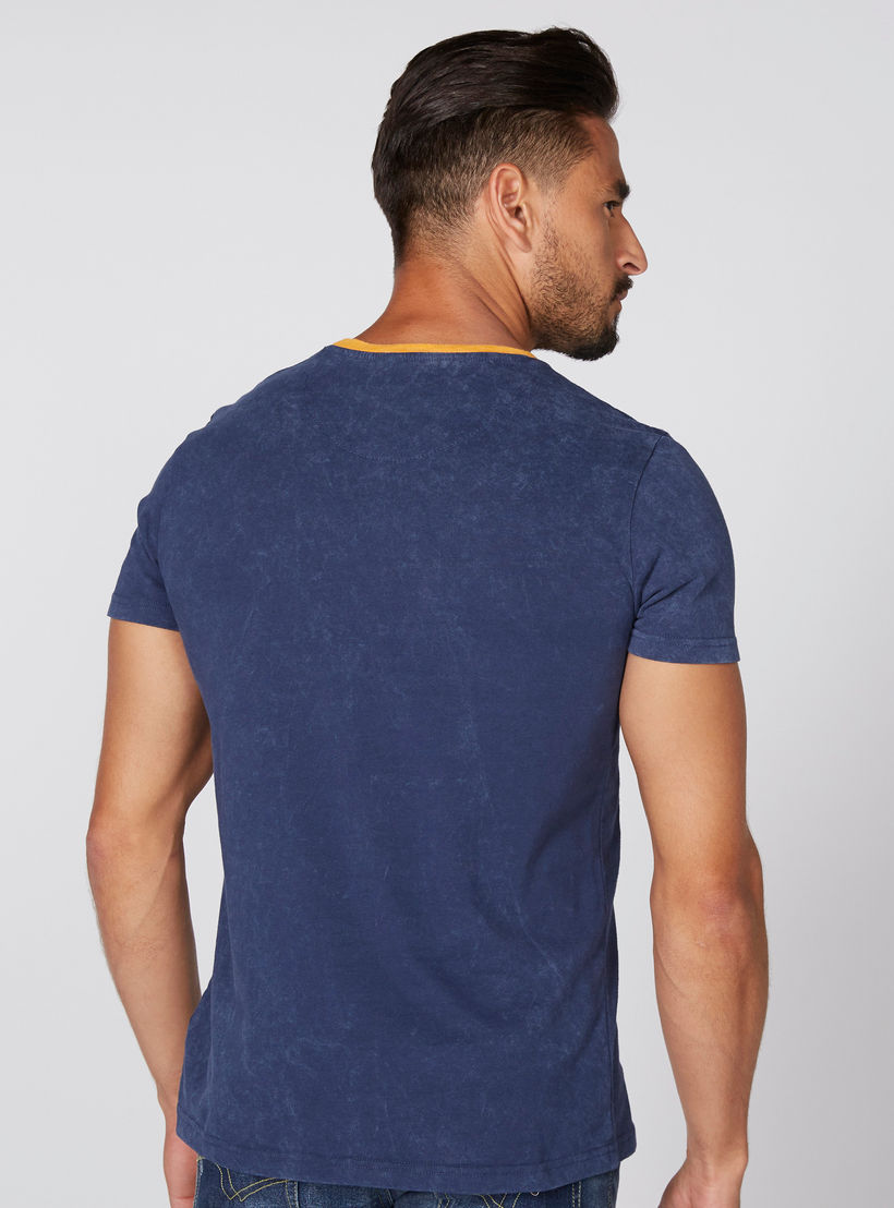 تيشيرت بياقة ضيّقة وأكمام قصيرة مع طبعات من لي كوبر-men-clothing-tshirtsandpolos-tshirts-image-3