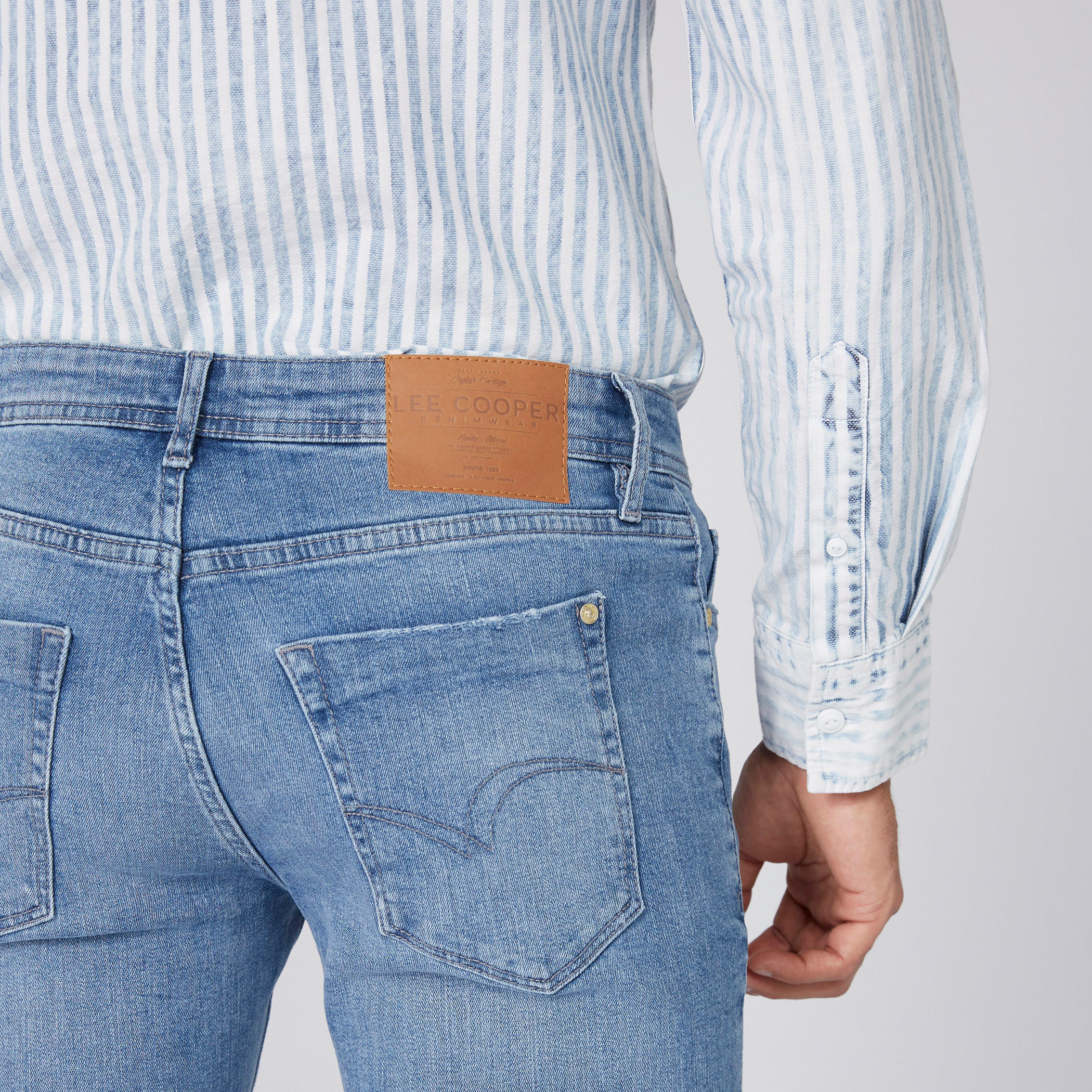 بنطال جينز طويل بزر إغلاق وجيوب من لي كوبر-men-clothing-bottoms-jeans-image-3