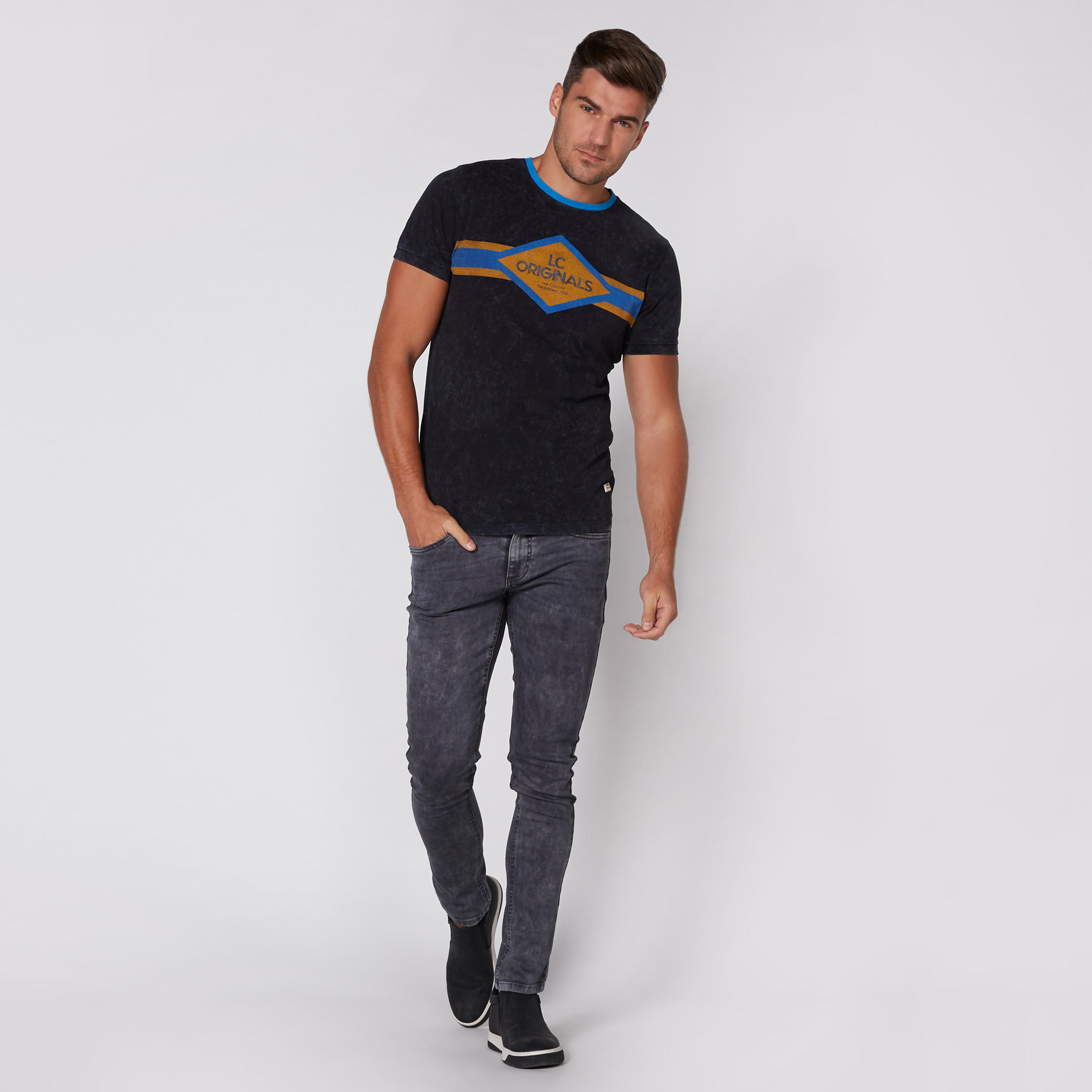 تيشيرت بياقة مستديرة وأكمام قصيرة وطبعات من لي كوبر-men-clothing-tshirtsandpolos-tshirts-image-2