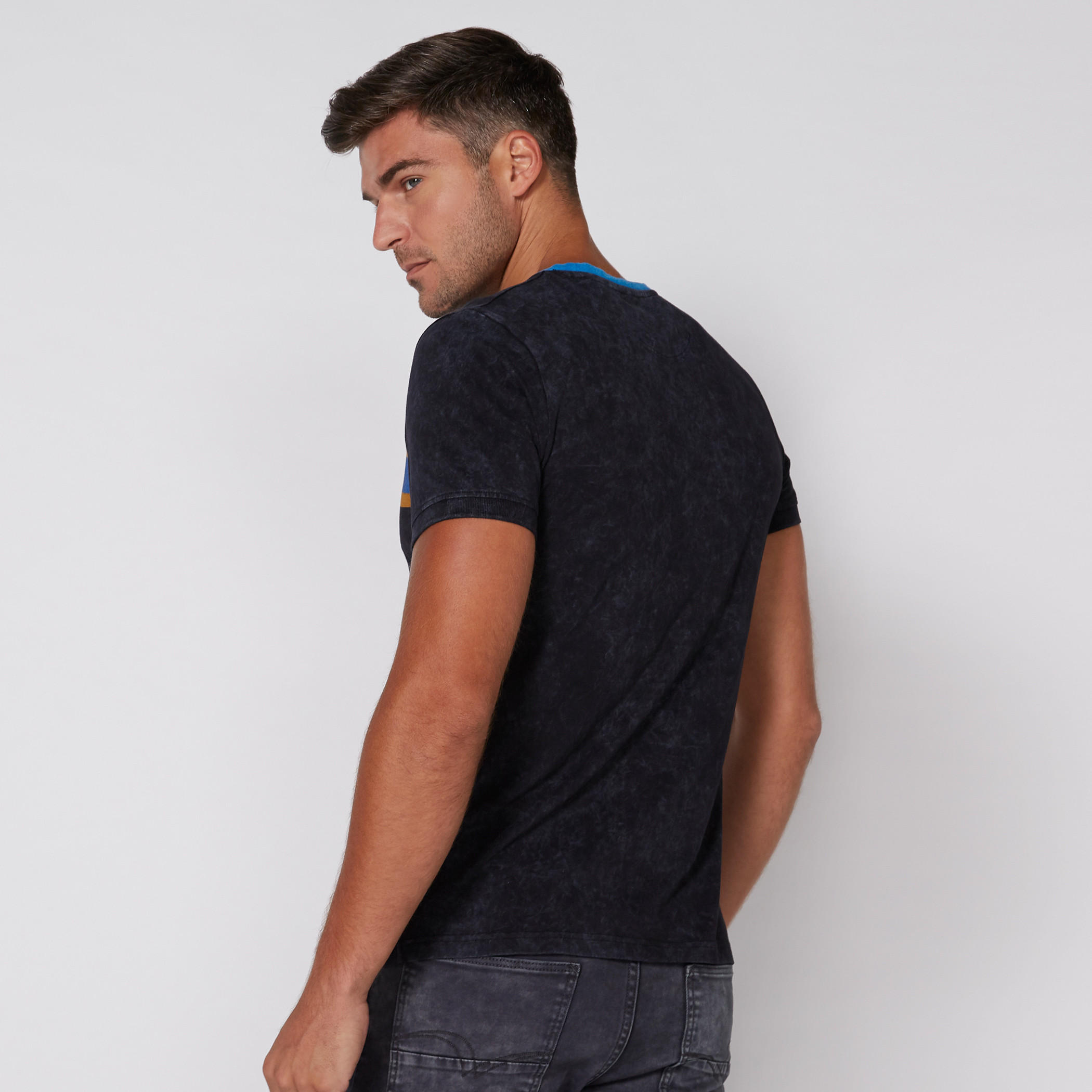 تيشيرت بياقة مستديرة وأكمام قصيرة وطبعات من لي كوبر-men-clothing-tshirtsandpolos-tshirts-image-4