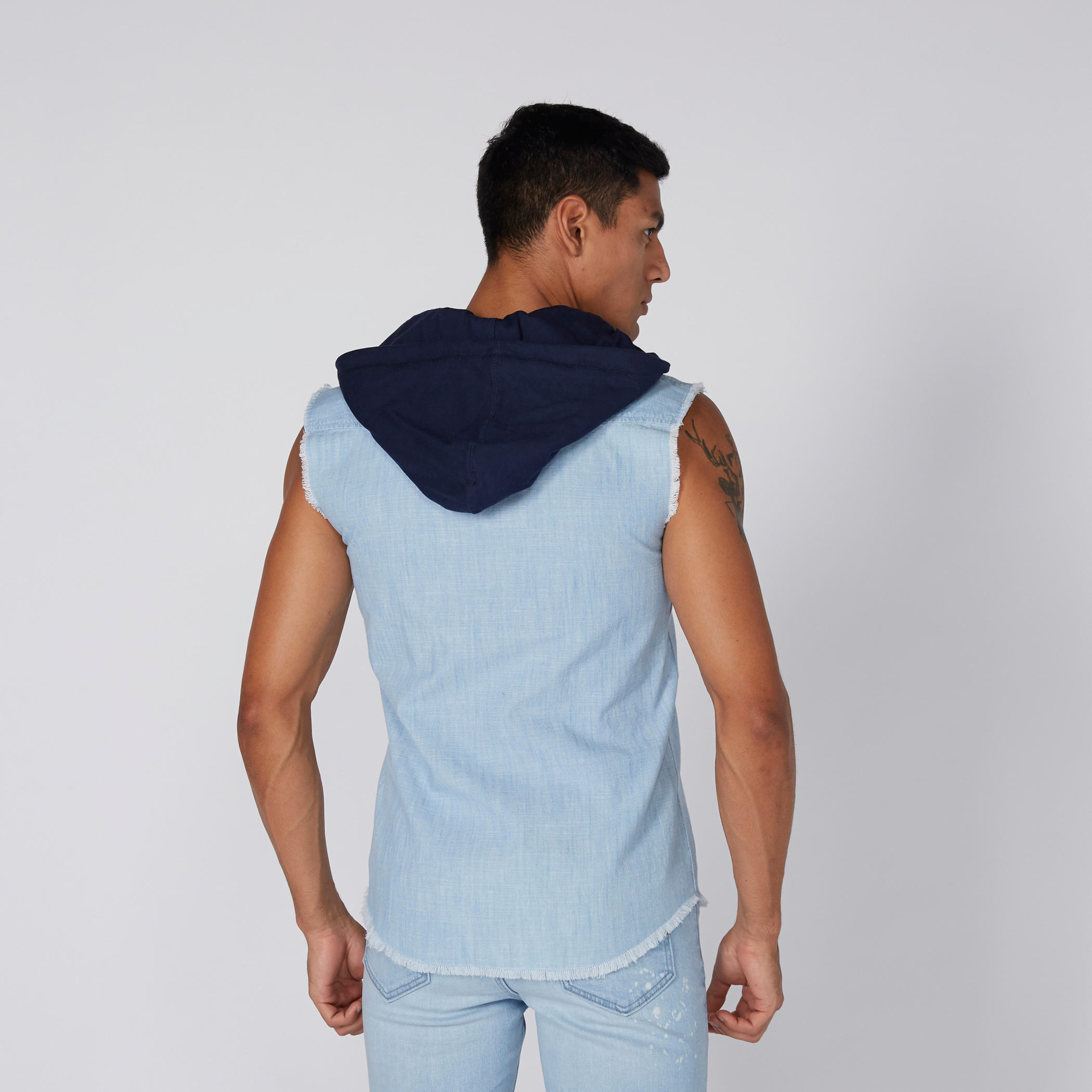 قميص من الدينم دون أكمام بقبعة قابلة للفصل من لي كوبر-men-clothing-shirts-image-3