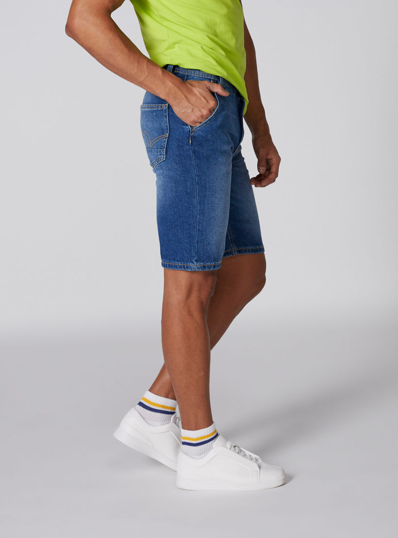 شورت من الدينم بجيوب من لي كوبر-men-clothing-bottoms-shorts-image-3