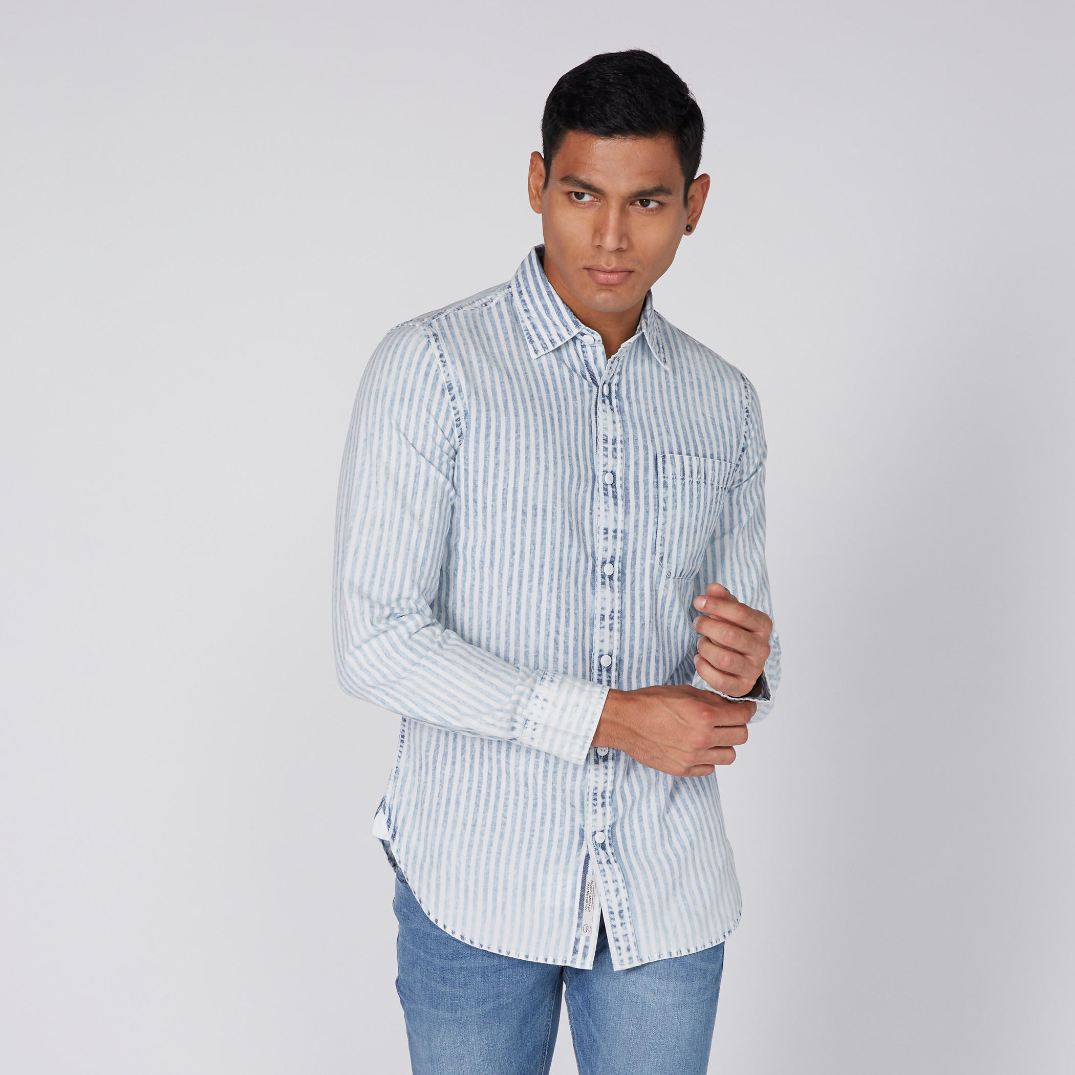 قميص مقلّم بأكمام طويلة ووصلة أزرار كاملة من لي كوبر-men-clothing-shirts-image-1