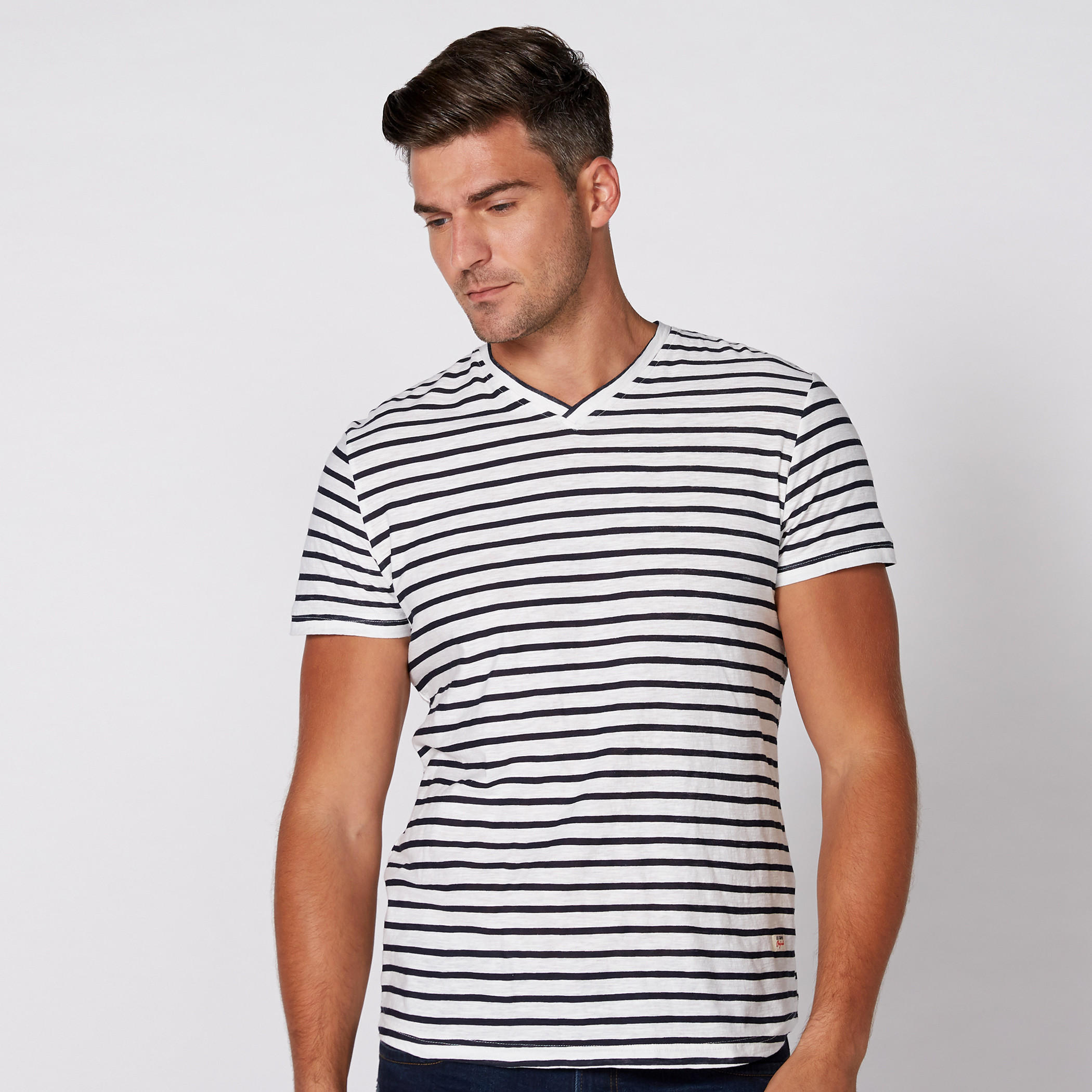 تيشيرت مقلّم بياقة V وأكمام قصيرة من لي كوبر-men-clothing-tshirtsandpolos-tshirts-image-1