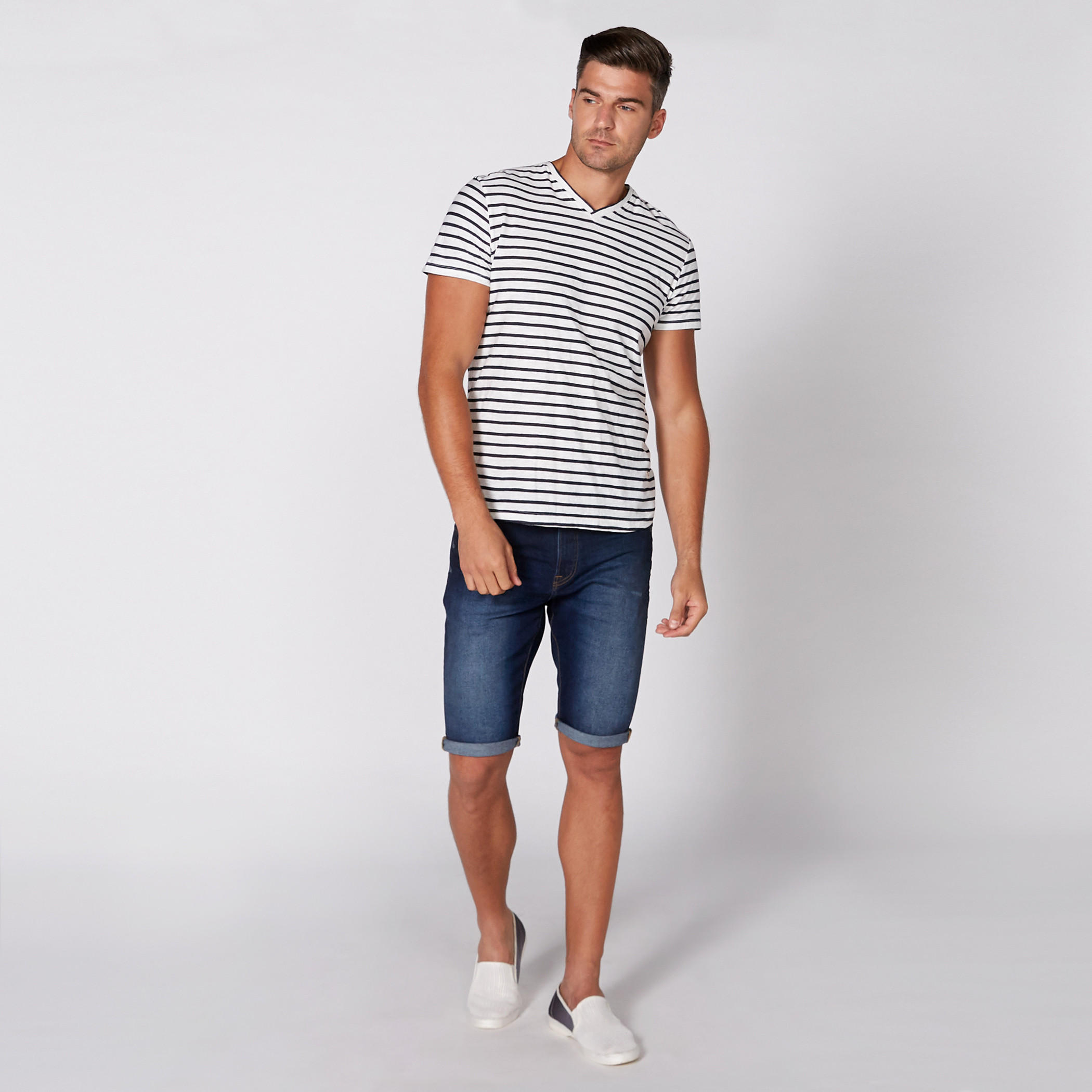 تيشيرت مقلّم بياقة V وأكمام قصيرة من لي كوبر-men-clothing-tshirtsandpolos-tshirts-image-2